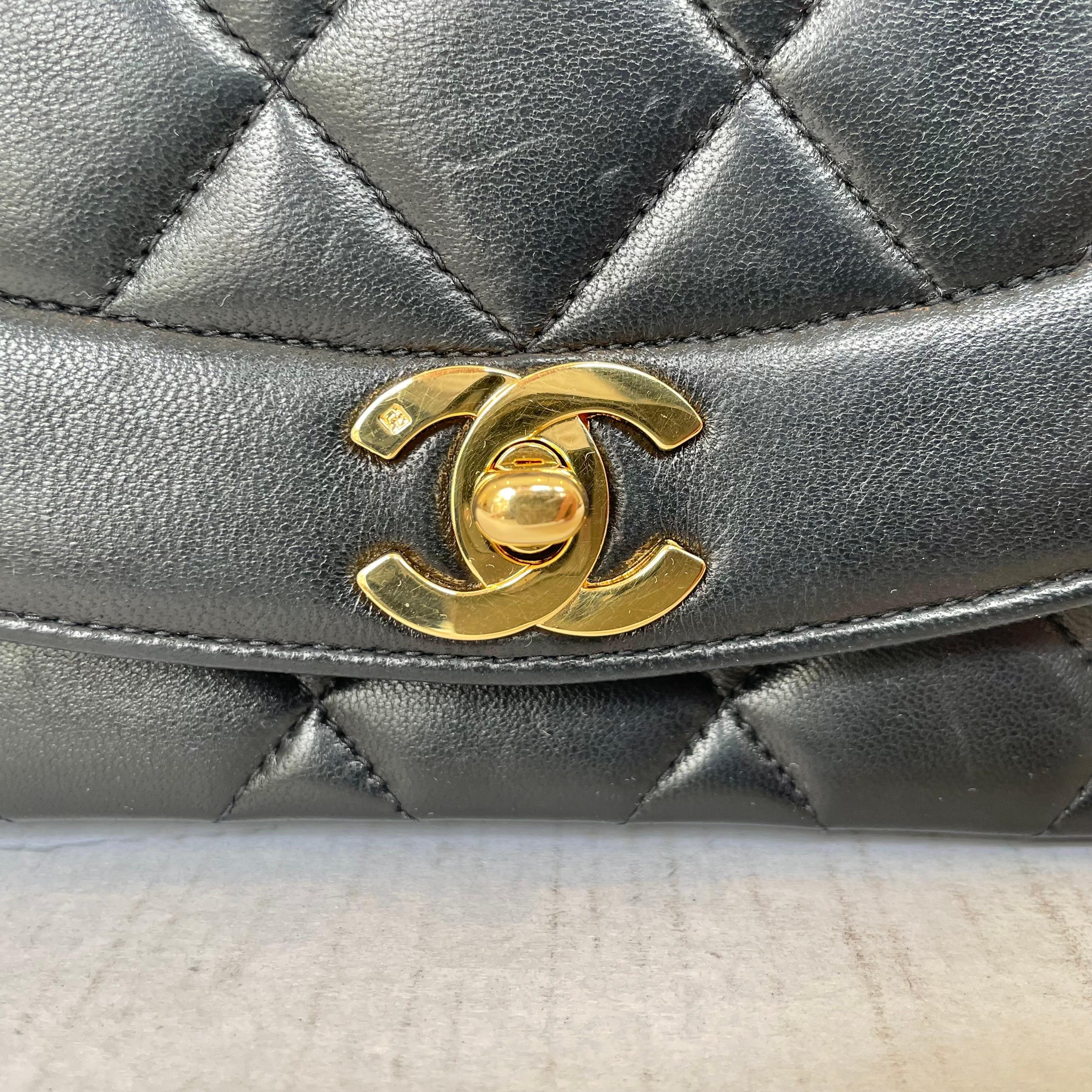 Français Chanel - Sac à bandoulière Diana en cuir d'agneau matelassé noir, années 1990, France en vente