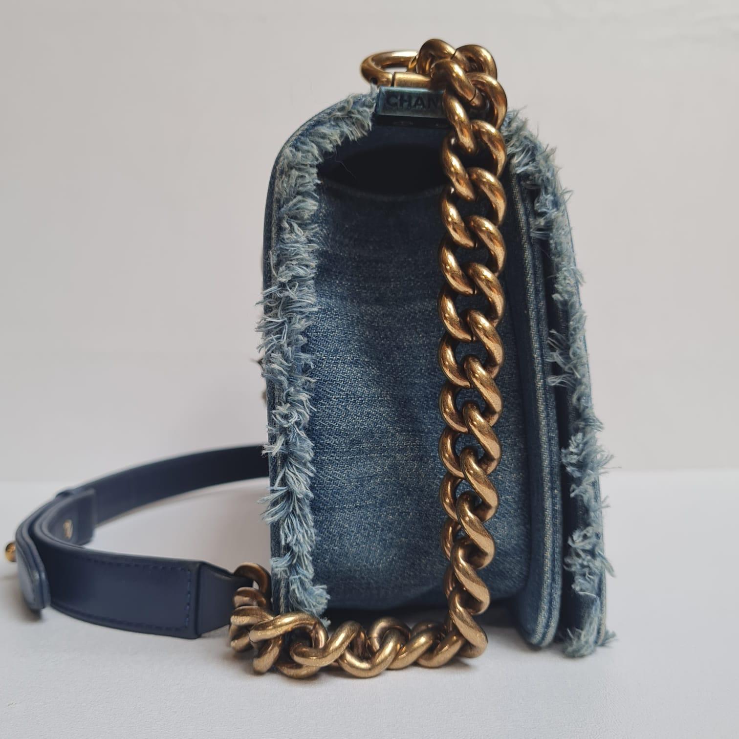 Seltene Chanel Distressed Blaue Denim-Patchwork-Tasche für Old Medium Boy 12