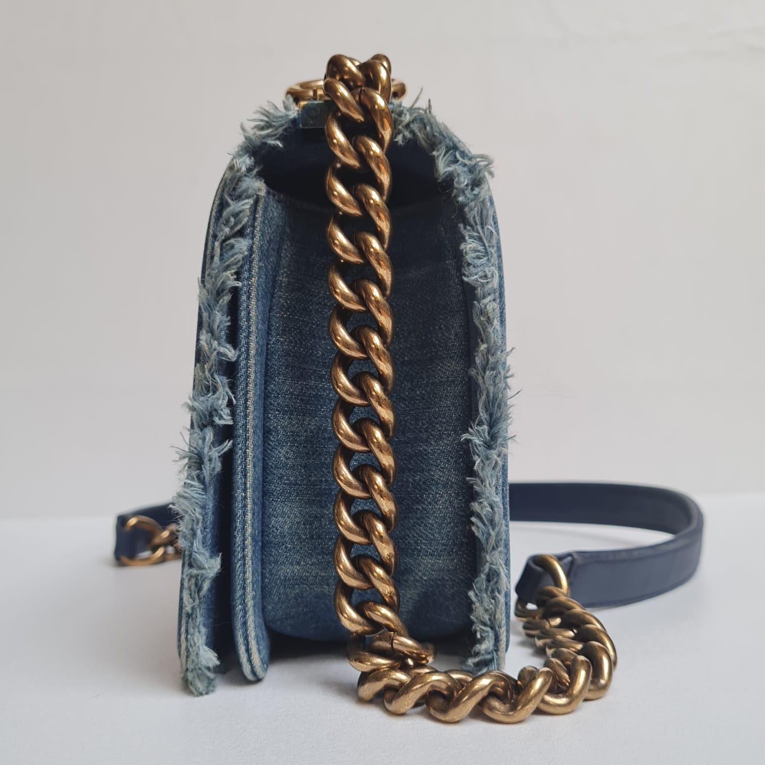 Seltene Chanel Distressed Blaue Denim-Patchwork-Tasche für Old Medium Boy 14