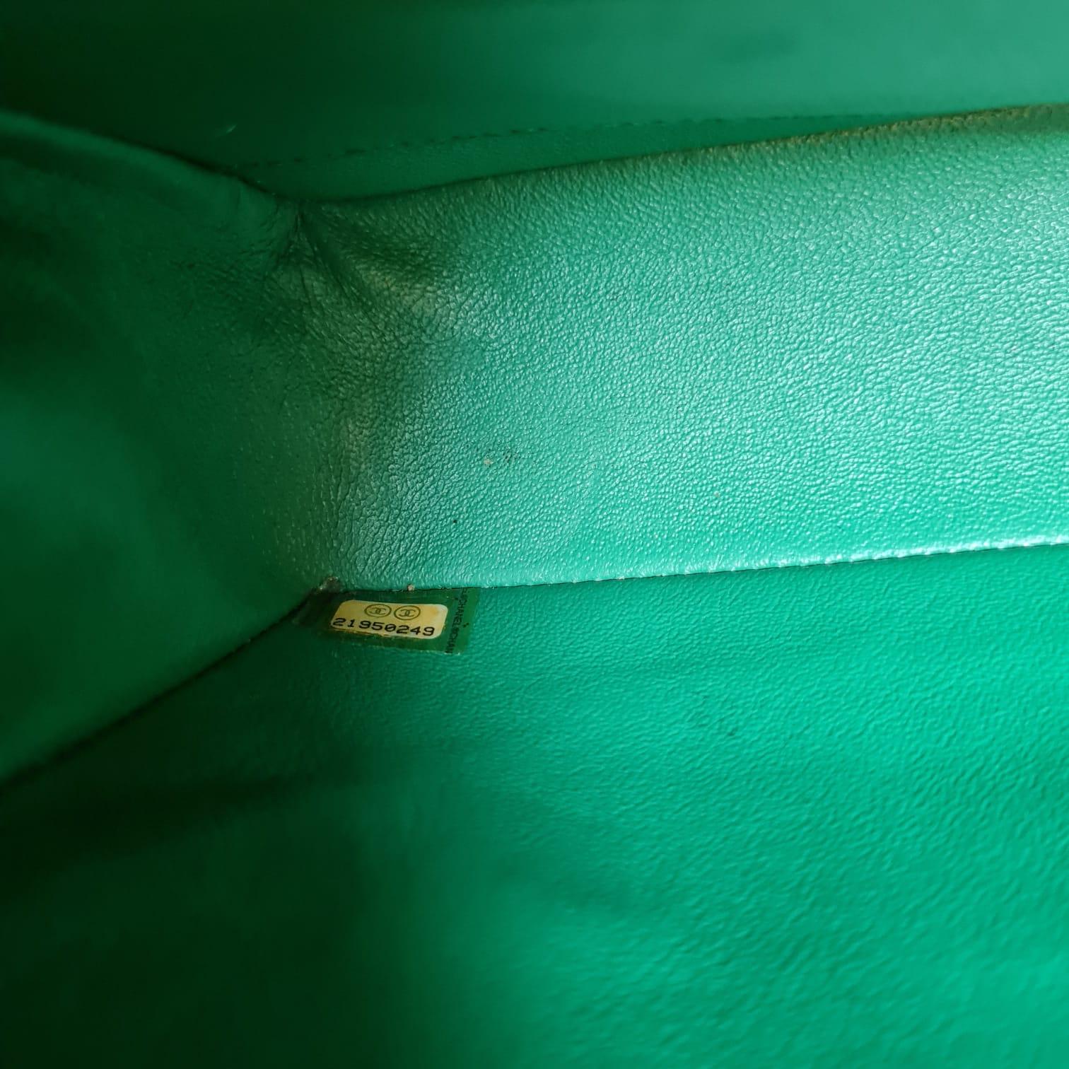 Rare Chanel Emerald Green Caviar Quilted Classic Medium Double Flap Bag RHW In Good Condition In Jakarta, Daerah Khusus Ibukota Jakarta