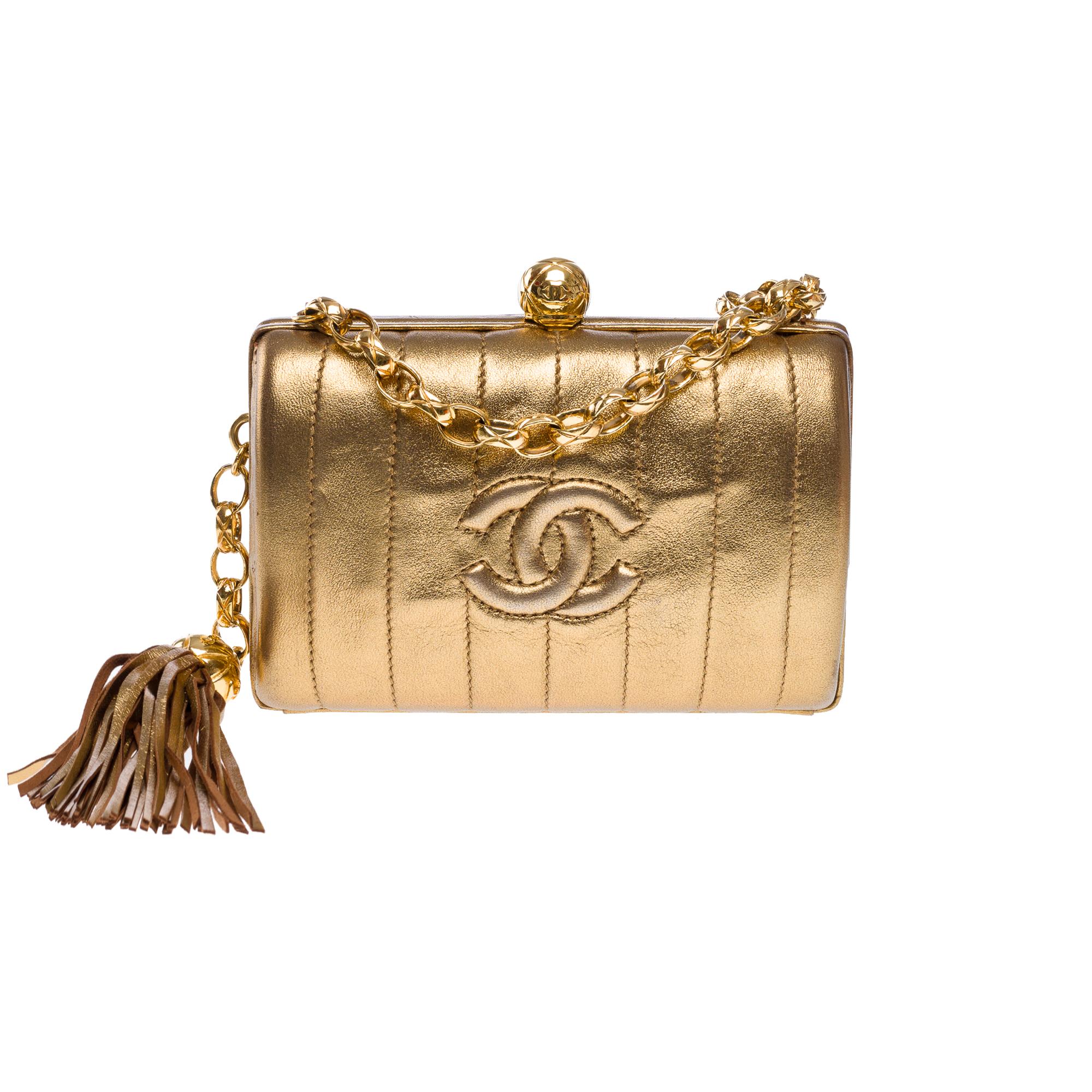 Exceptional​ ​&​ ​Rare​ ​limited​ ​edition​ ​Chanel​ ​Kiss​ ​Lock​ ​Evening​ ​bag​ ​in​ ​metallic​ ​gold​ ​quilted​ ​lambskin​ ​leather,​ ​with​ ​gold​ ​metal​ ​trim,​ ​a​ ​gold​ ​metal​ ​chain​ ​allowing​ ​hand,​ ​shoulder,​ ​or​ ​crossbody​