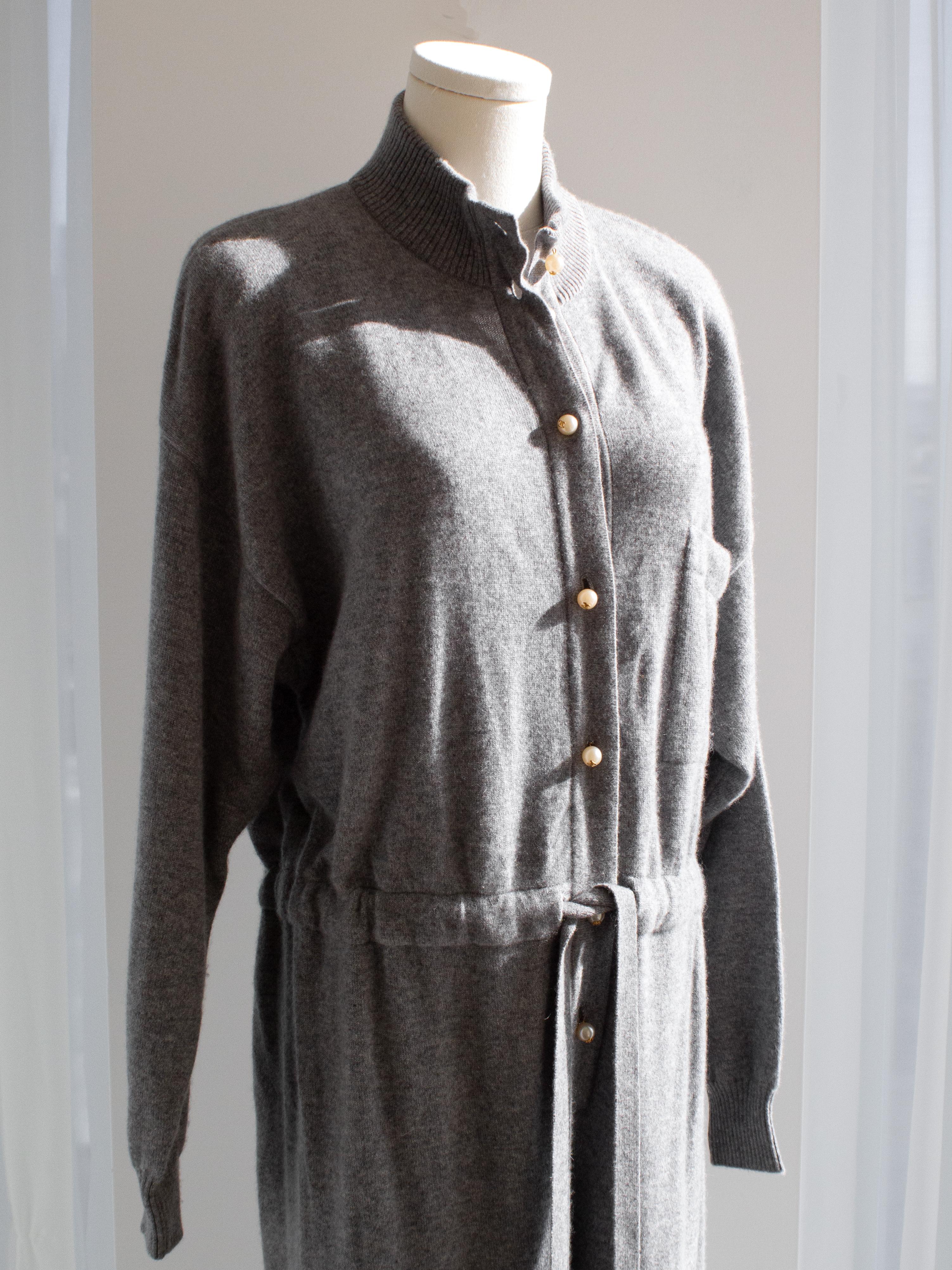 Raro mono Chanel F/W 1991 Gris Blanco Perla CC Cachemira Linda 91A en venta 3