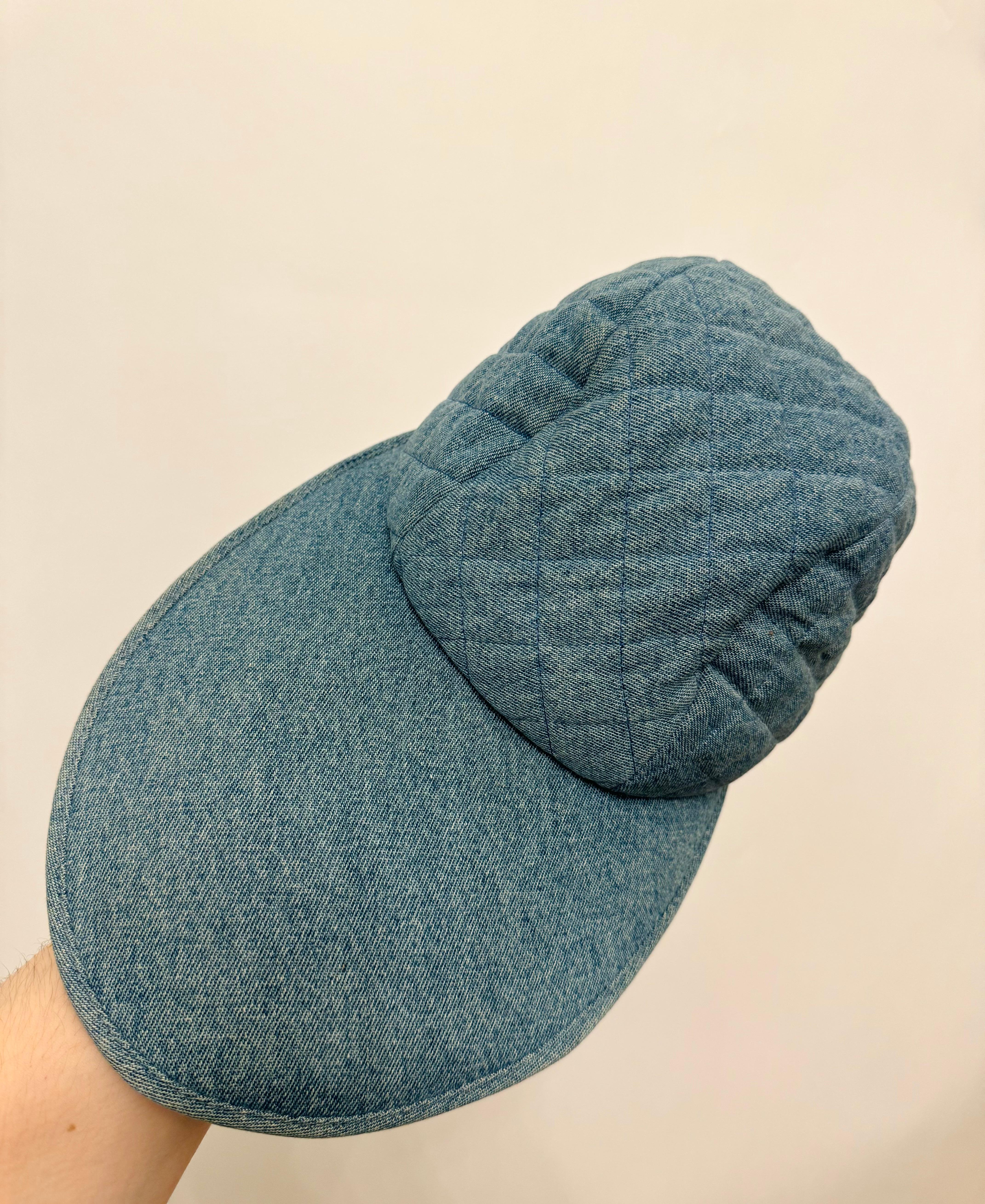 Raro cappellino da baseball in denim trapuntato Chanel A/I 1991 Hip Hop Collection in vendita 7