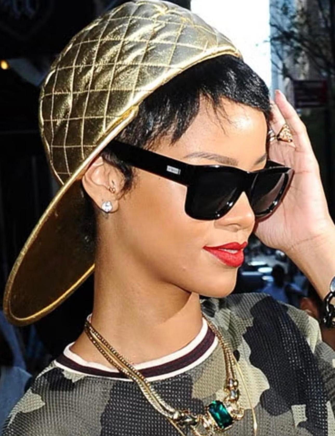 Rarissimo cappellino da baseball in denim trapuntato Chanel Fall Winter 1991 Hip Hop Collection for Chanel di Karl Lagerfeld, lo stesso in pelle dorata indossato da Rihanna e più volte in passerella. Dimensione 57