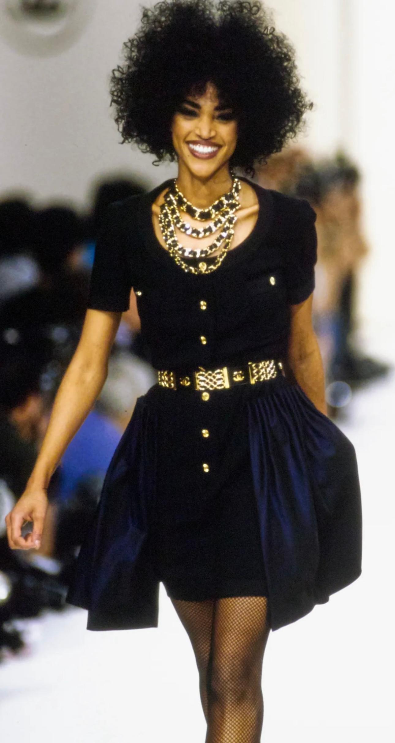 Seltenes Chanel F/W 1991 HIP HOP Collection Laufstegkleid, Wolle und Seide, 24k vergoldete Sunburst CC Logo Knöpfe, Größe 38 FR, ausgezeichneter Zustand 