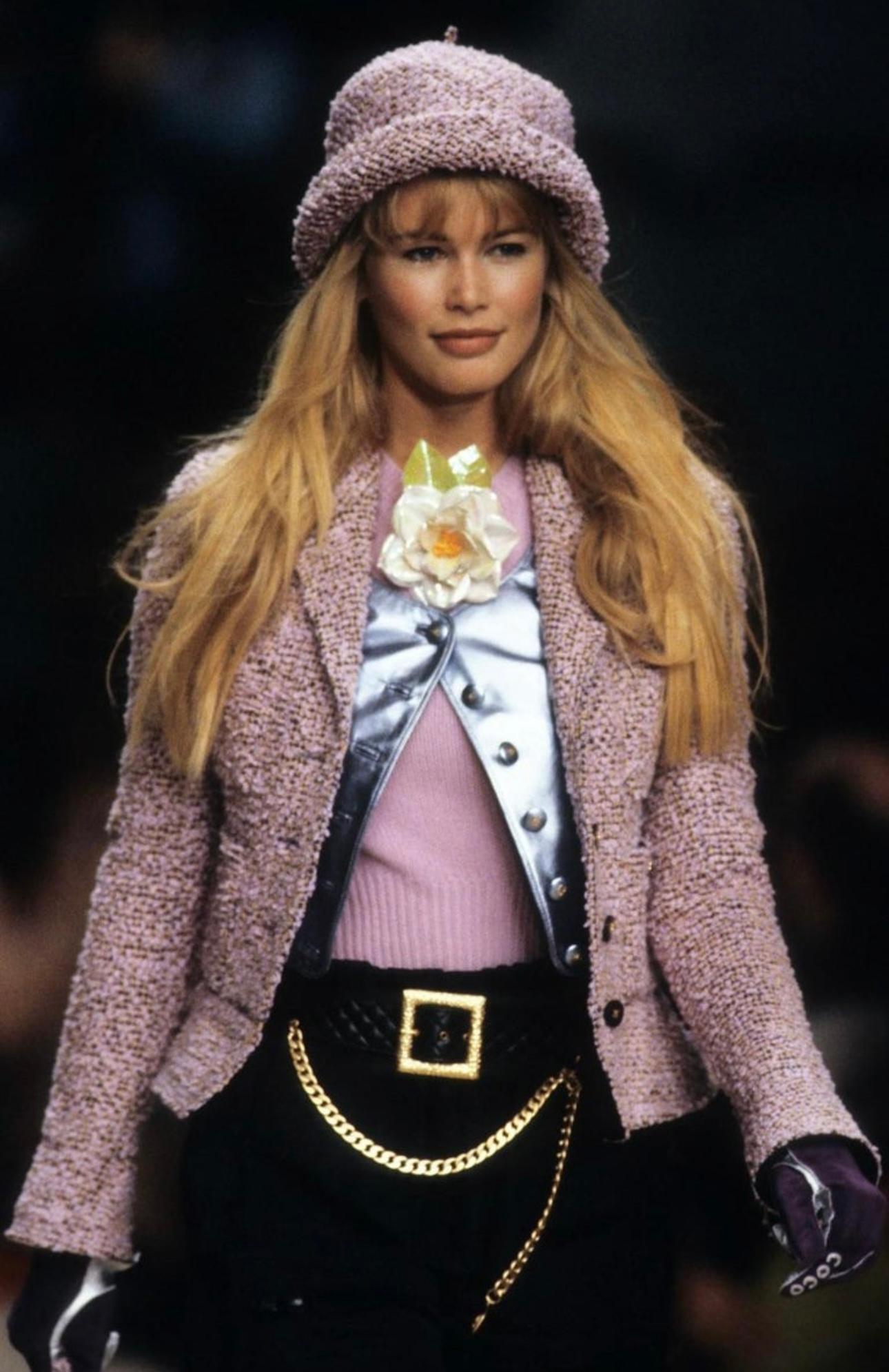 Rara chaqueta Chanel otoño-invierno 1994 fantasía lila de tweed para pasarela como se vio en Claudia Schiffer y también en la campaña publicitaria, sin etiqueta de talla se ajusta a US 0 hasta US 4 completo, muy buen estado 