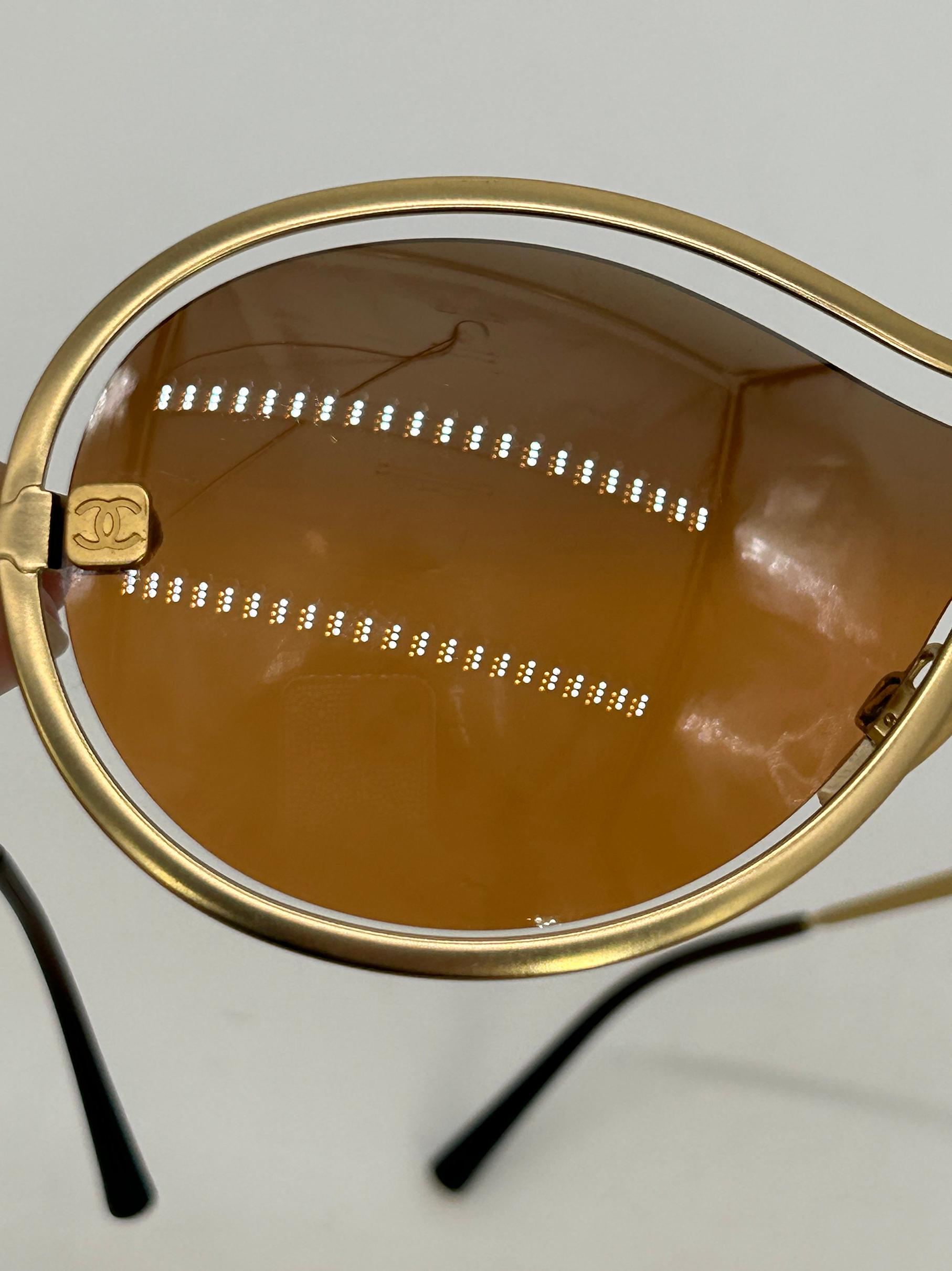 RARE Chanel Gold Floating Frame Tan Mirror Lens Sunglasses c 2000s en venta 7