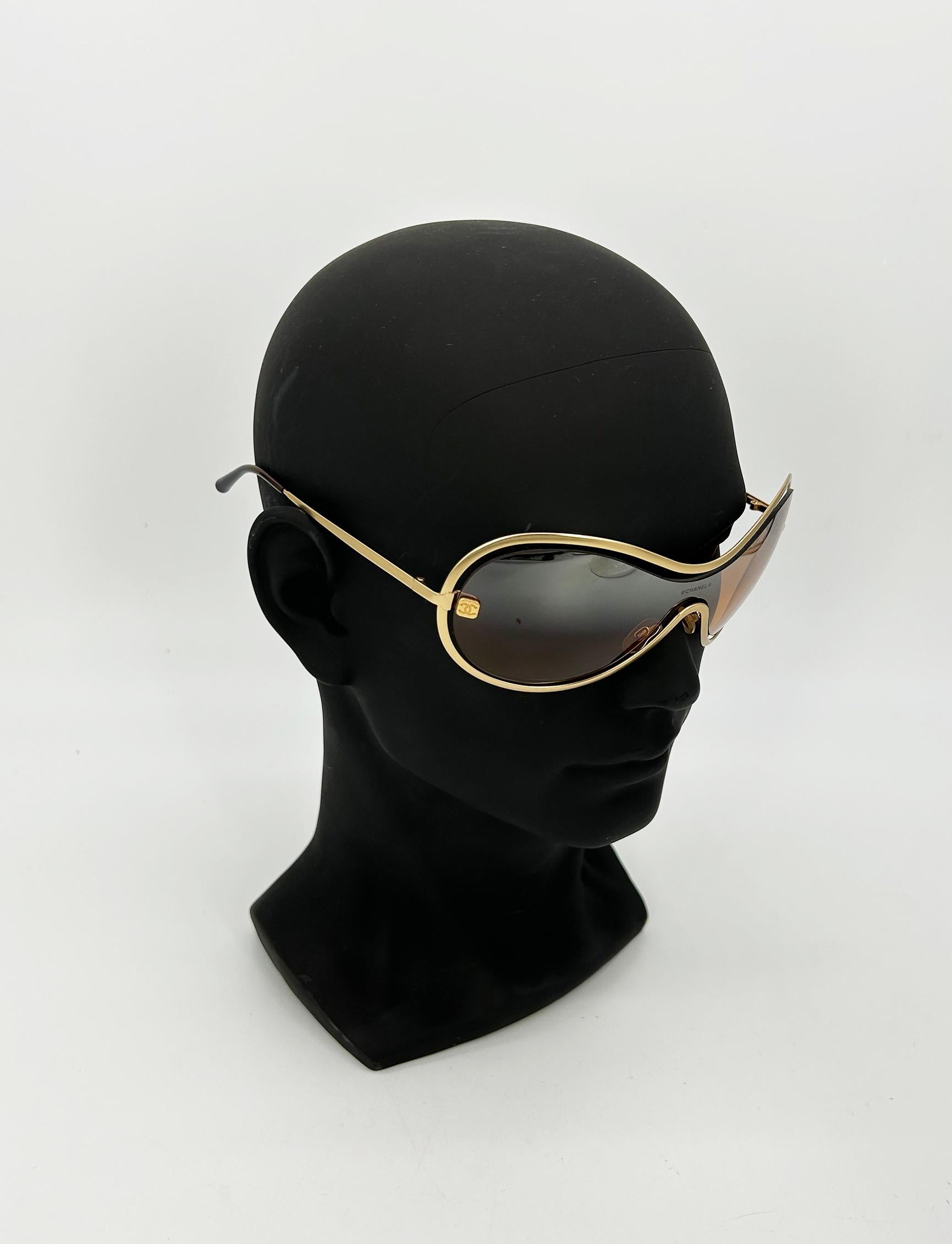 RARE Chanel Gold Floating Frame Tan Mirror Lens Sunglasses c 2000s en Bueno estado para la venta en Philadelphia, PA