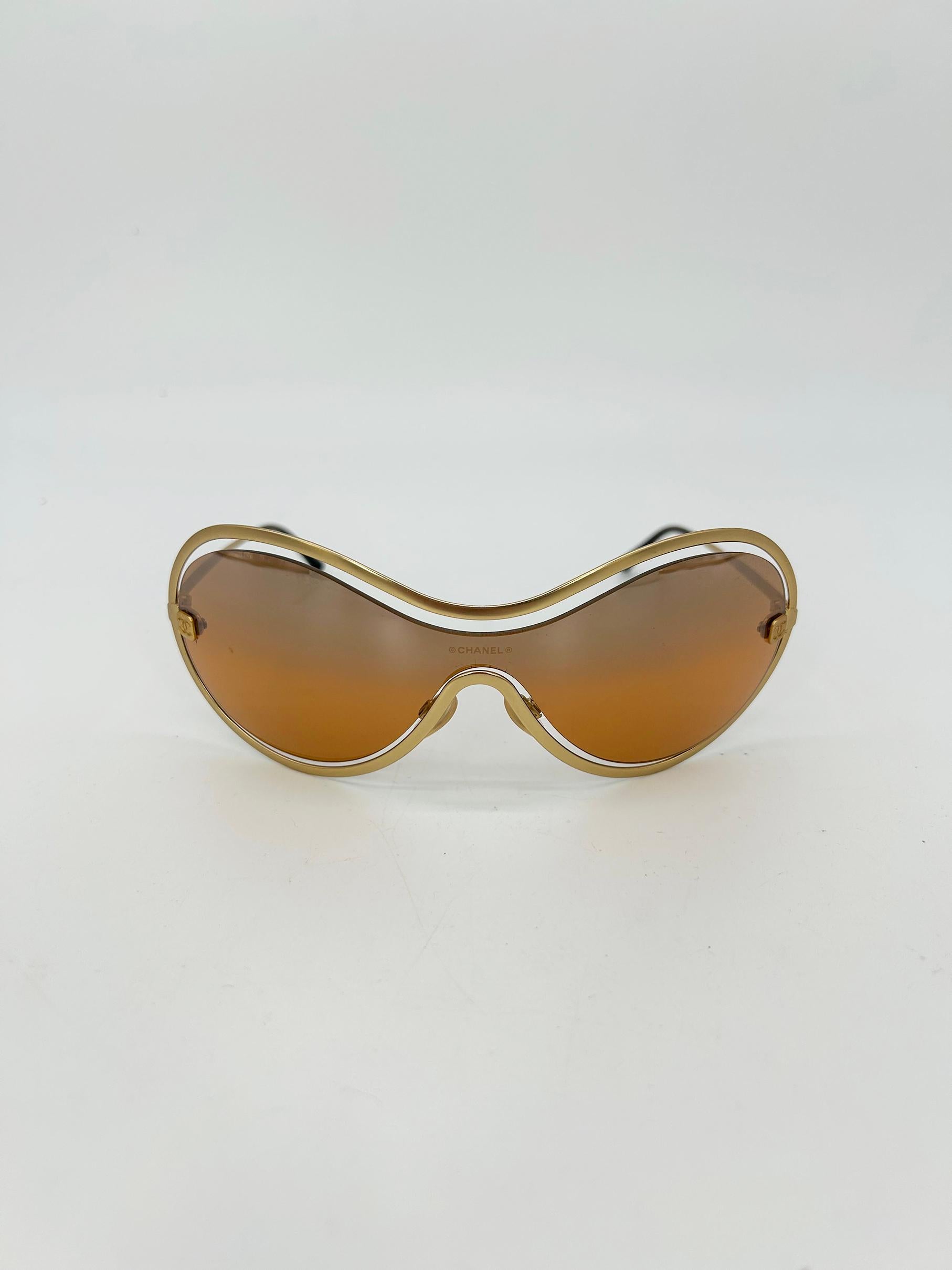 De las mujeres RARE Chanel Gold Floating Frame Tan Mirror Lens Sunglasses c 2000s en venta