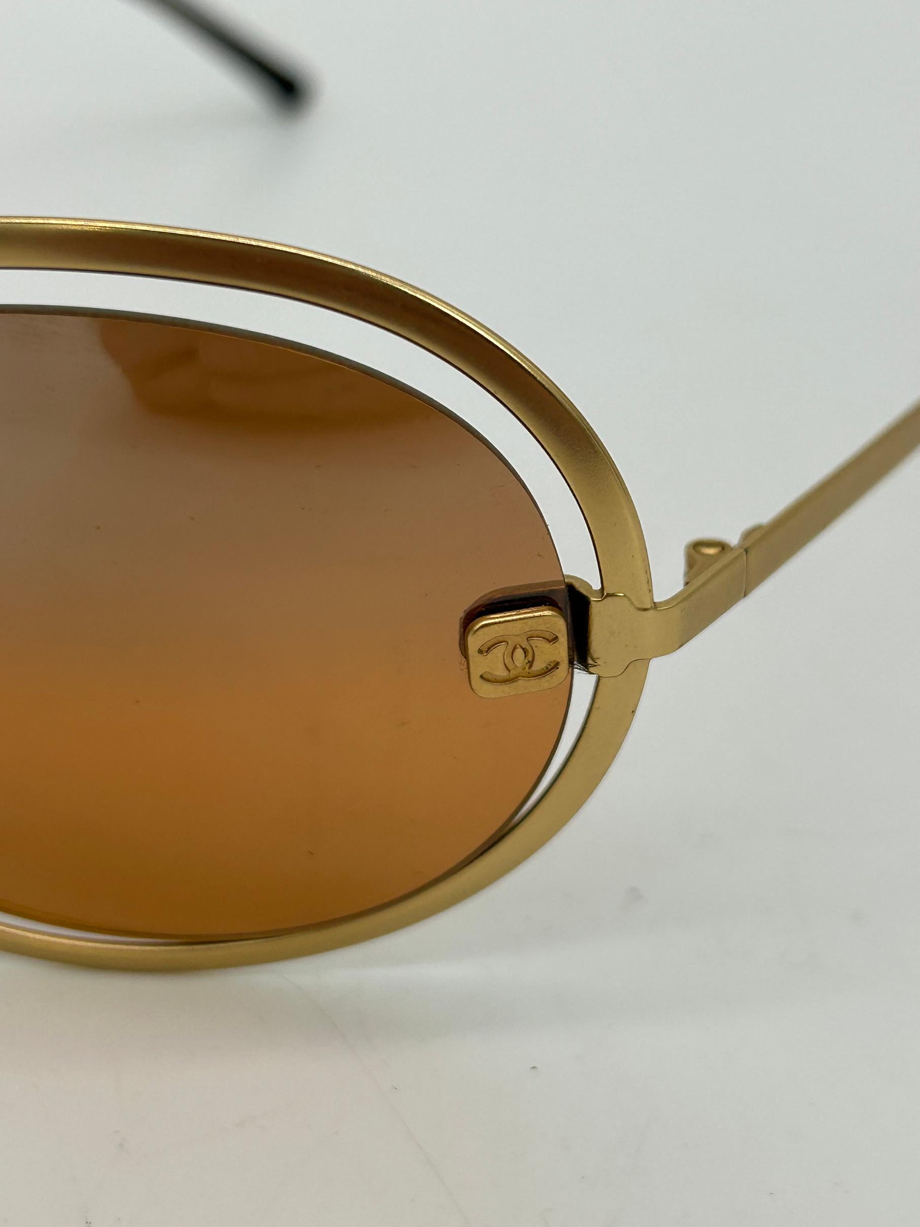 RARE Chanel Gold Floating Frame Tan Mirror Lens Sunglasses c 2000s en venta 3
