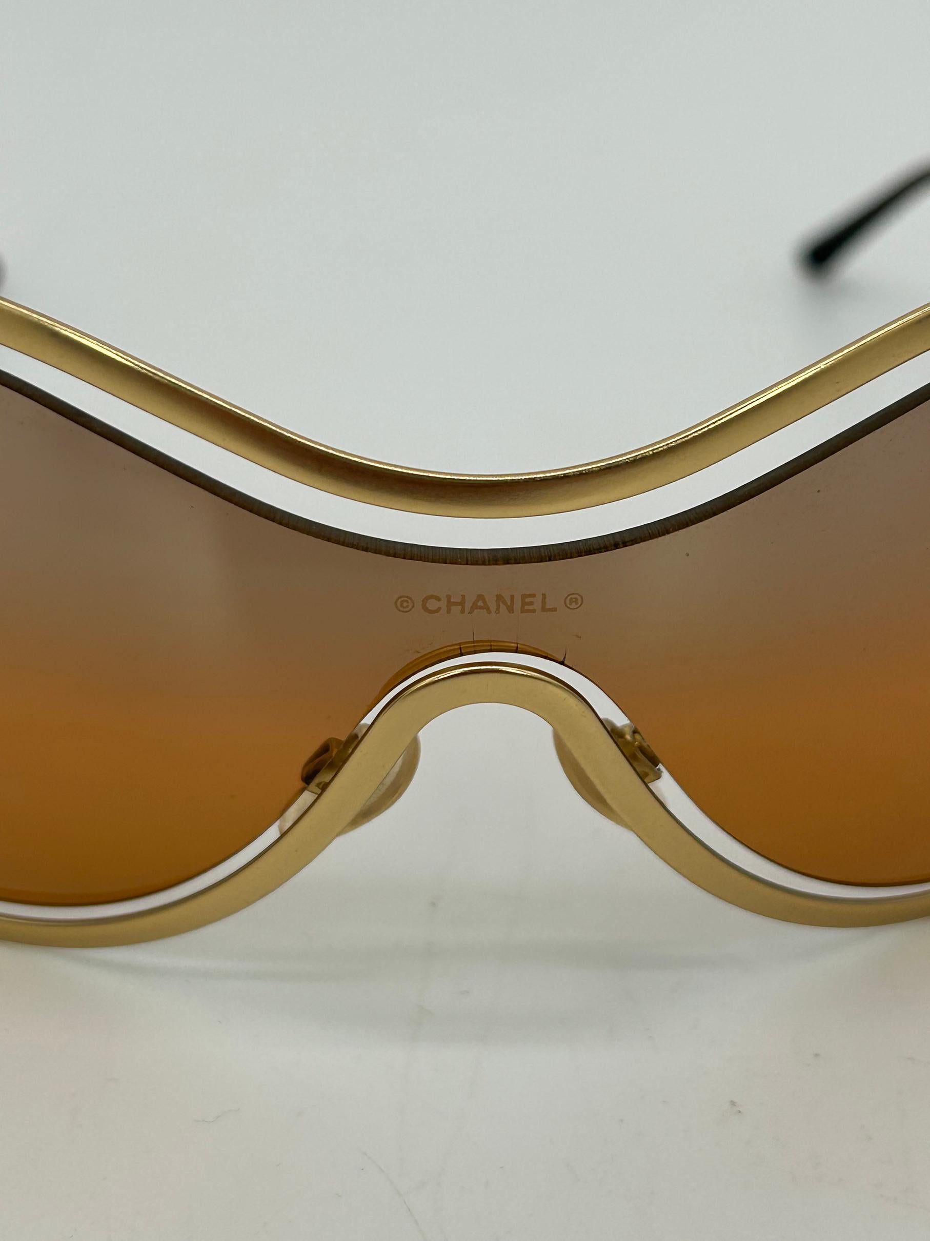 RARE Chanel Gold Floating Frame Tan Mirror Lens Sunglasses c 2000s en venta 4