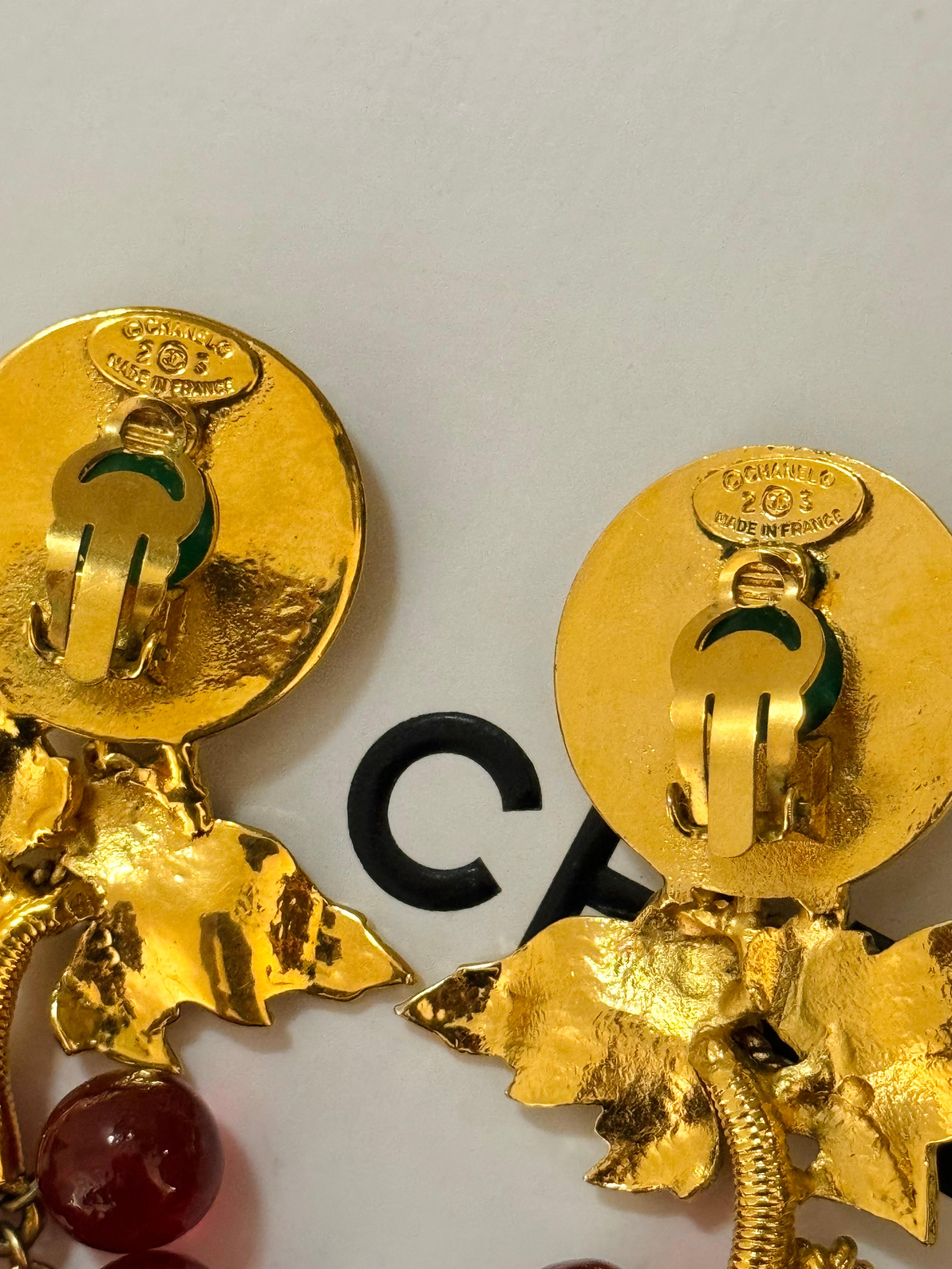 Rare Chanel Gripoix 1986 Grappe Earrings In Excellent Condition For Sale In PARIS, FR