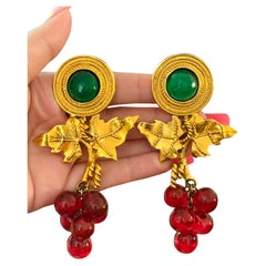 Chanel Gripoix, boucles d'oreilles Grappe rares 1986
