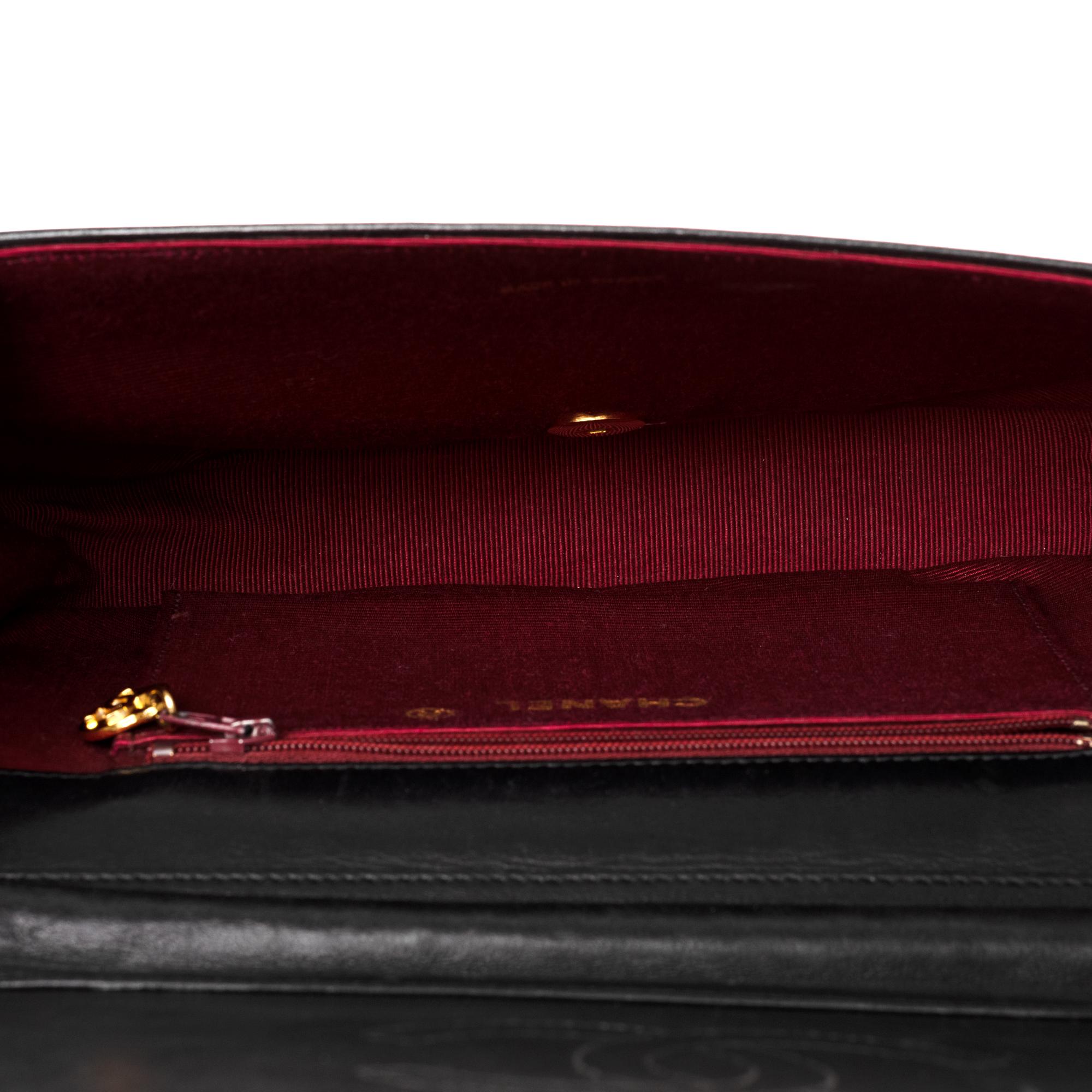 Rare Chanel handbag in waved black lambskin and gold hardware 4