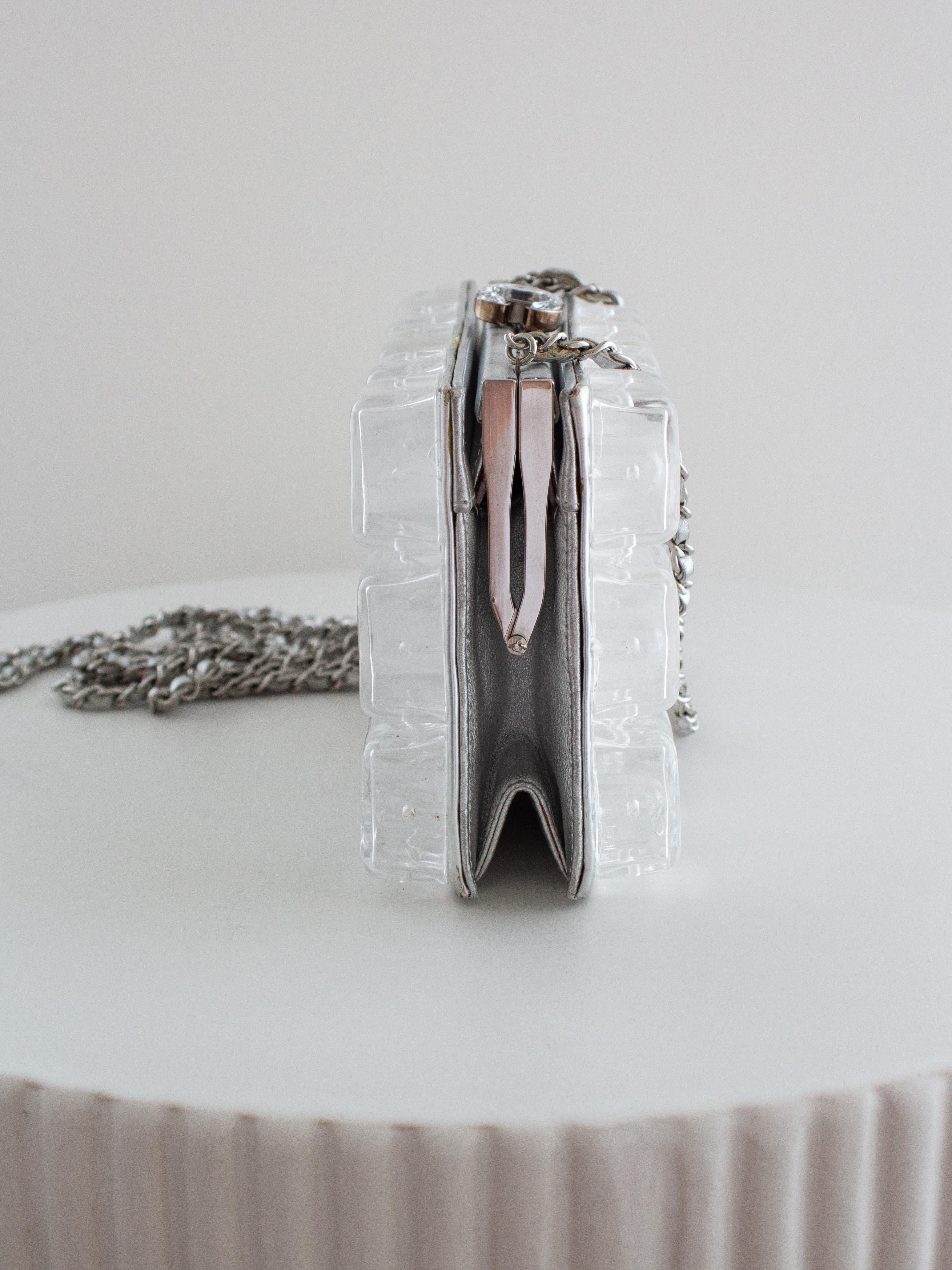 Raro bolso de mano Chanel Ice Cube Minaudière de plexiglás transparente plateado en venta 5