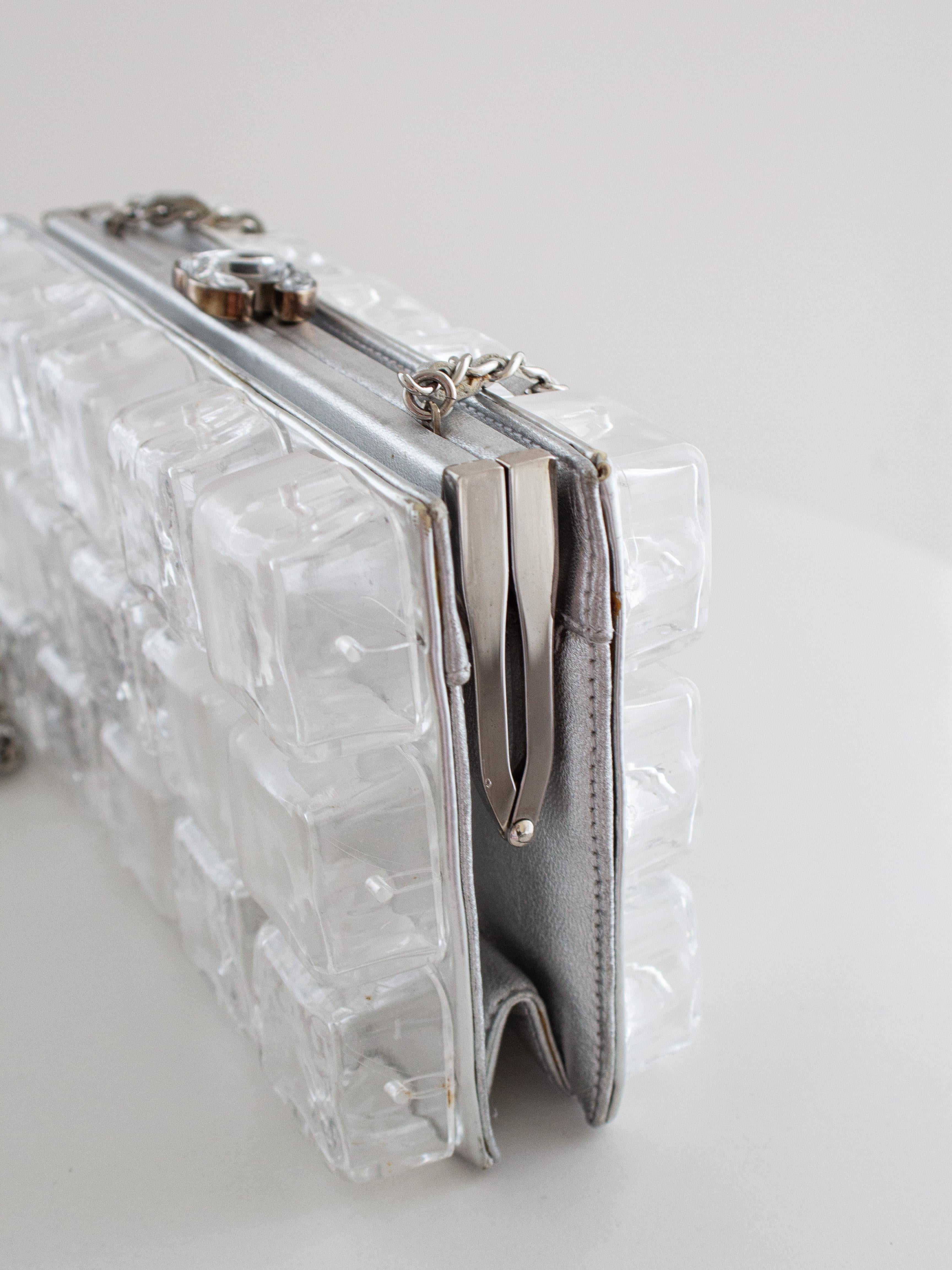 Raro bolso de mano Chanel Ice Cube Minaudière de plexiglás transparente plateado en venta 6