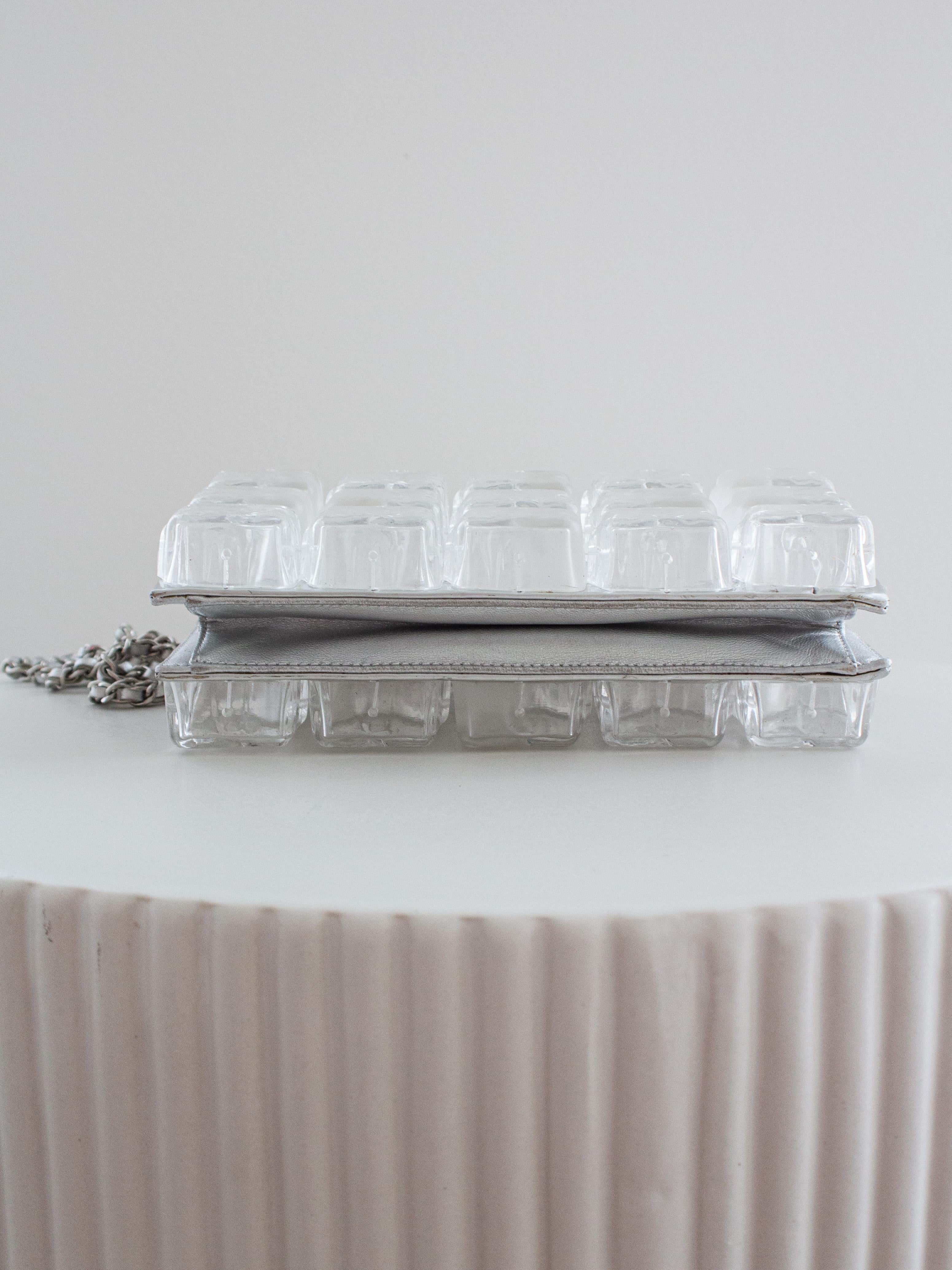 Raro bolso de mano Chanel Ice Cube Minaudière de plexiglás transparente plateado en venta 7