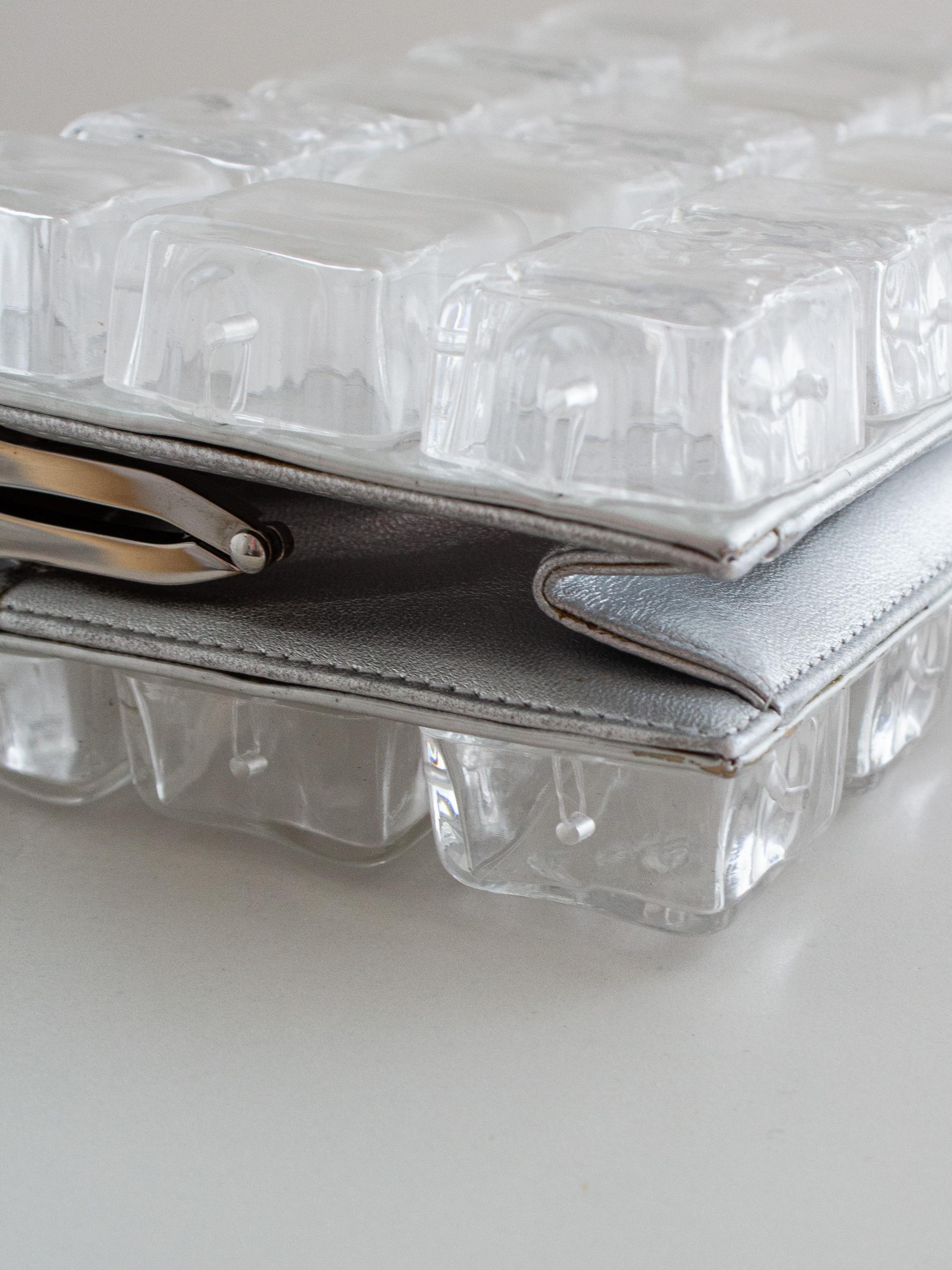 Raro bolso de mano Chanel Ice Cube Minaudière de plexiglás transparente plateado en venta 9