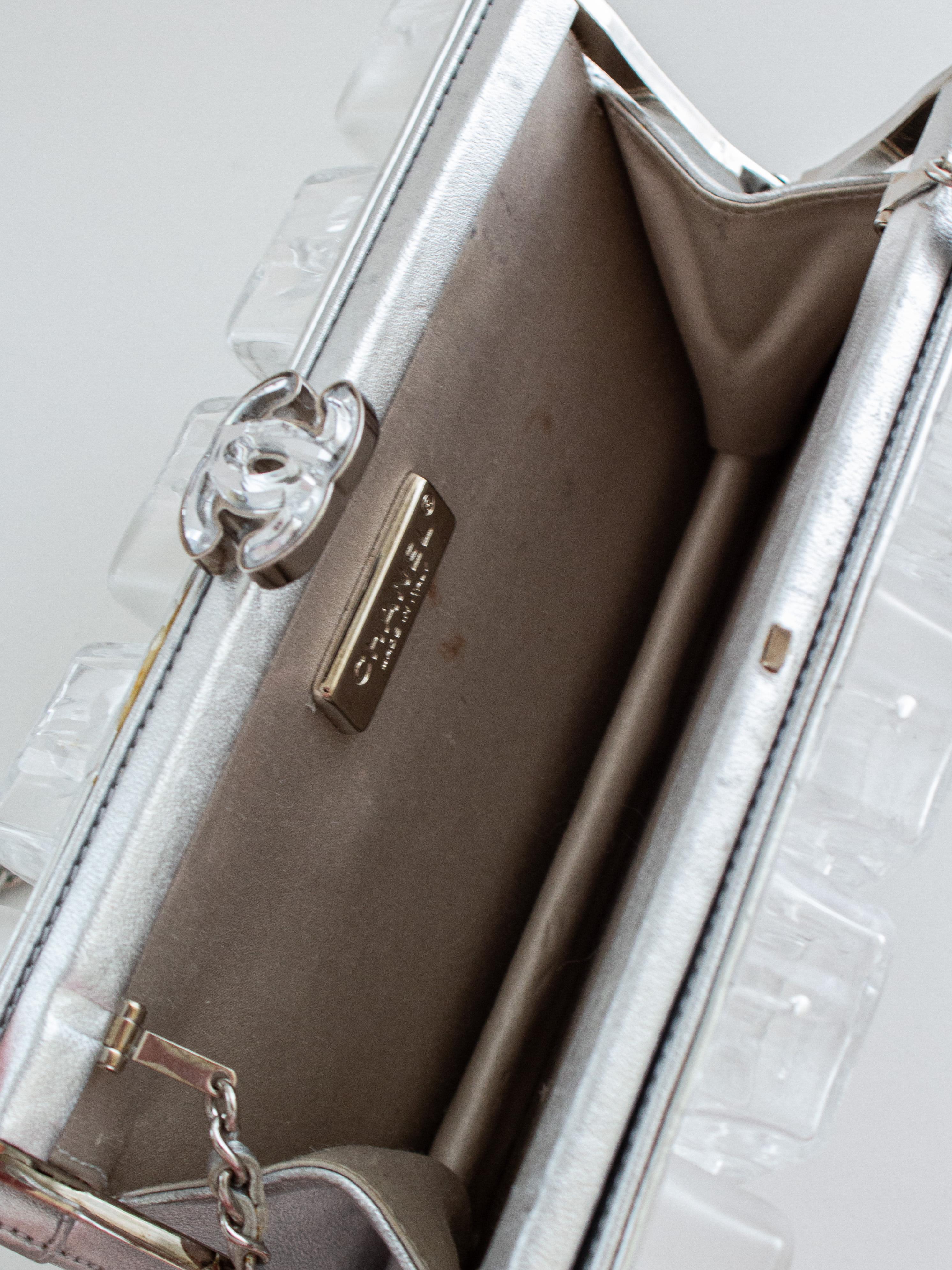 Raro bolso de mano Chanel Ice Cube Minaudière de plexiglás transparente plateado en venta 10