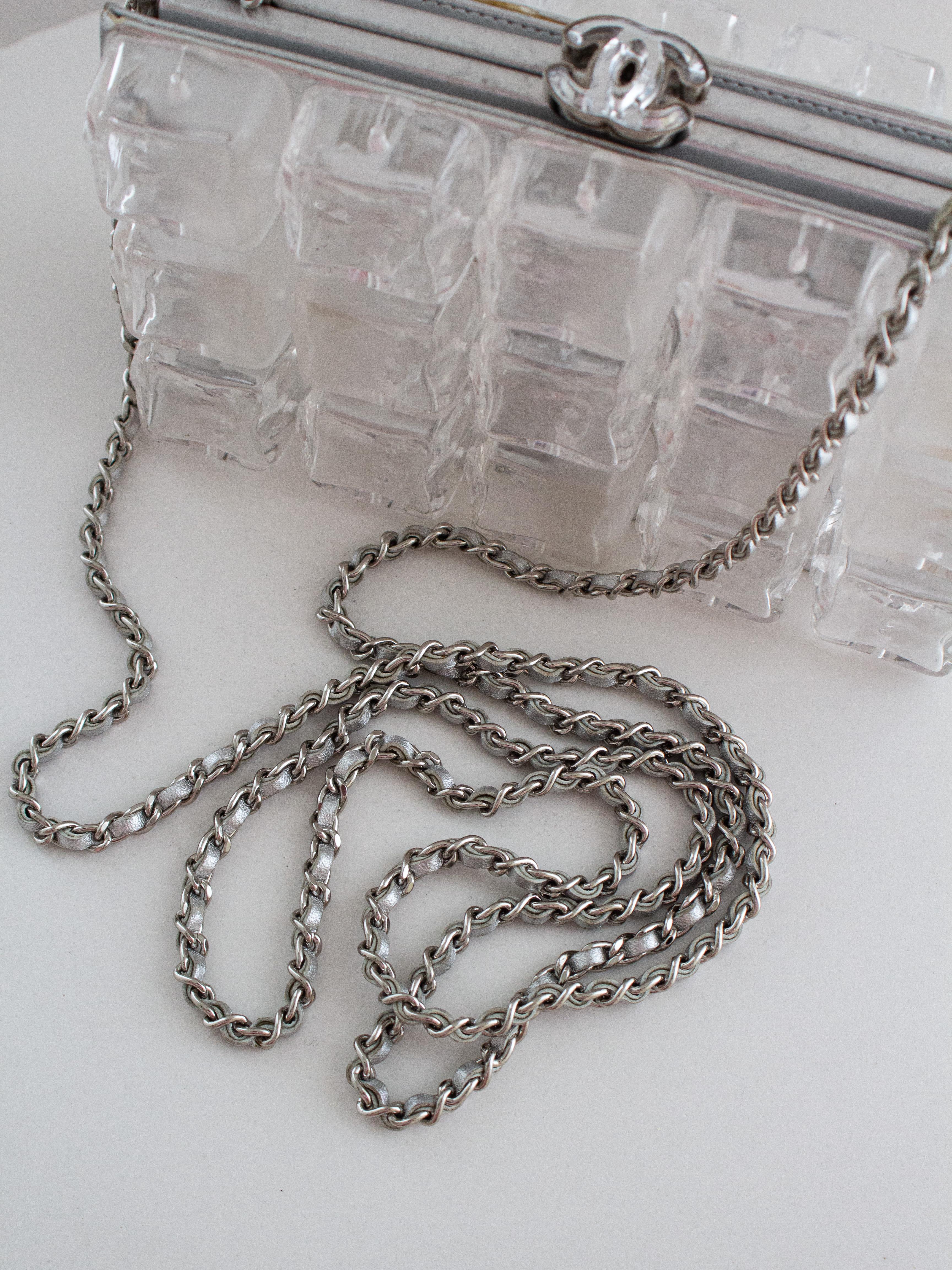 Raro bolso de mano Chanel Ice Cube Minaudière de plexiglás transparente plateado en venta 12