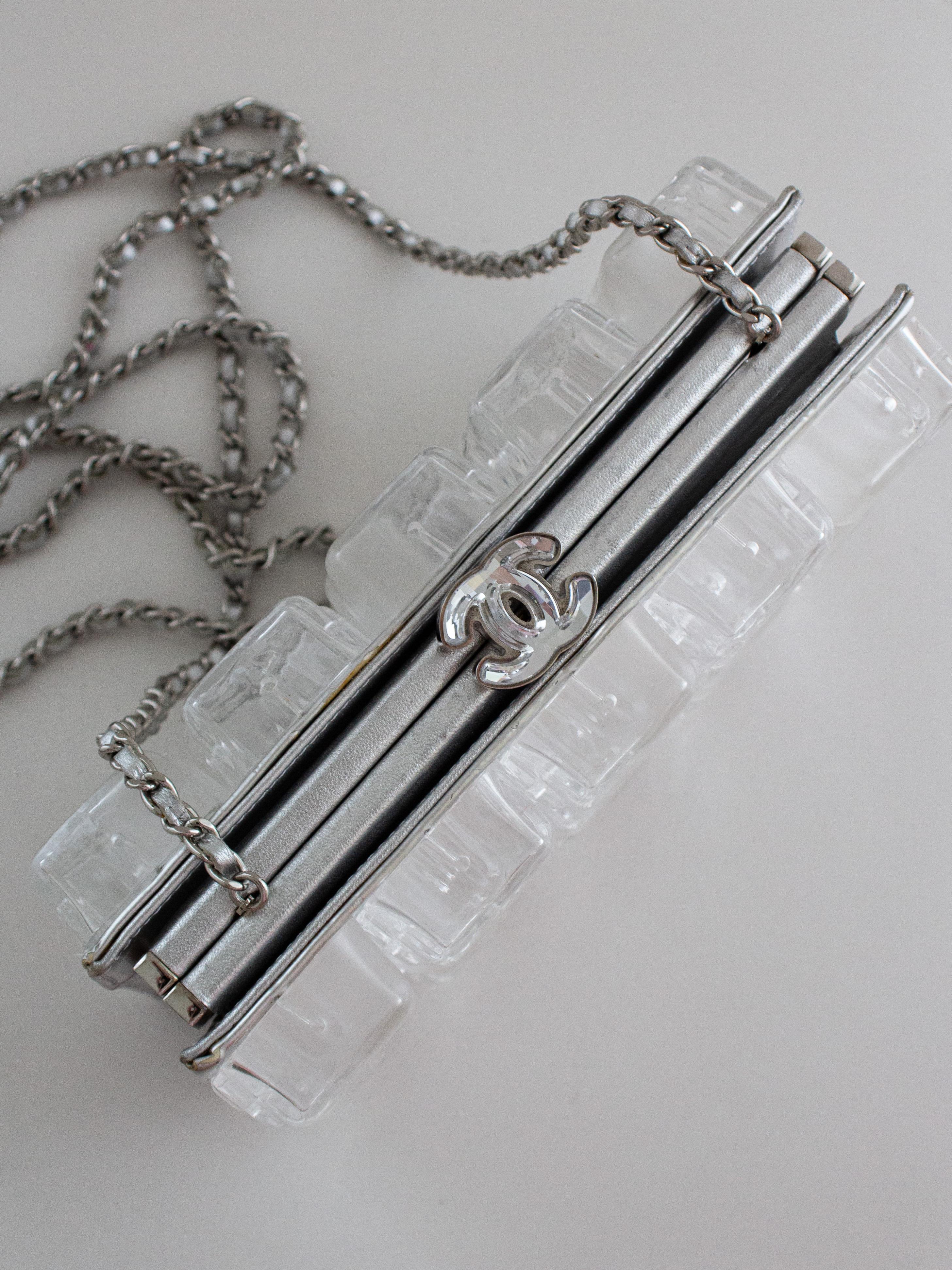 Raro bolso de mano Chanel Ice Cube Minaudière de plexiglás transparente plateado en venta 13