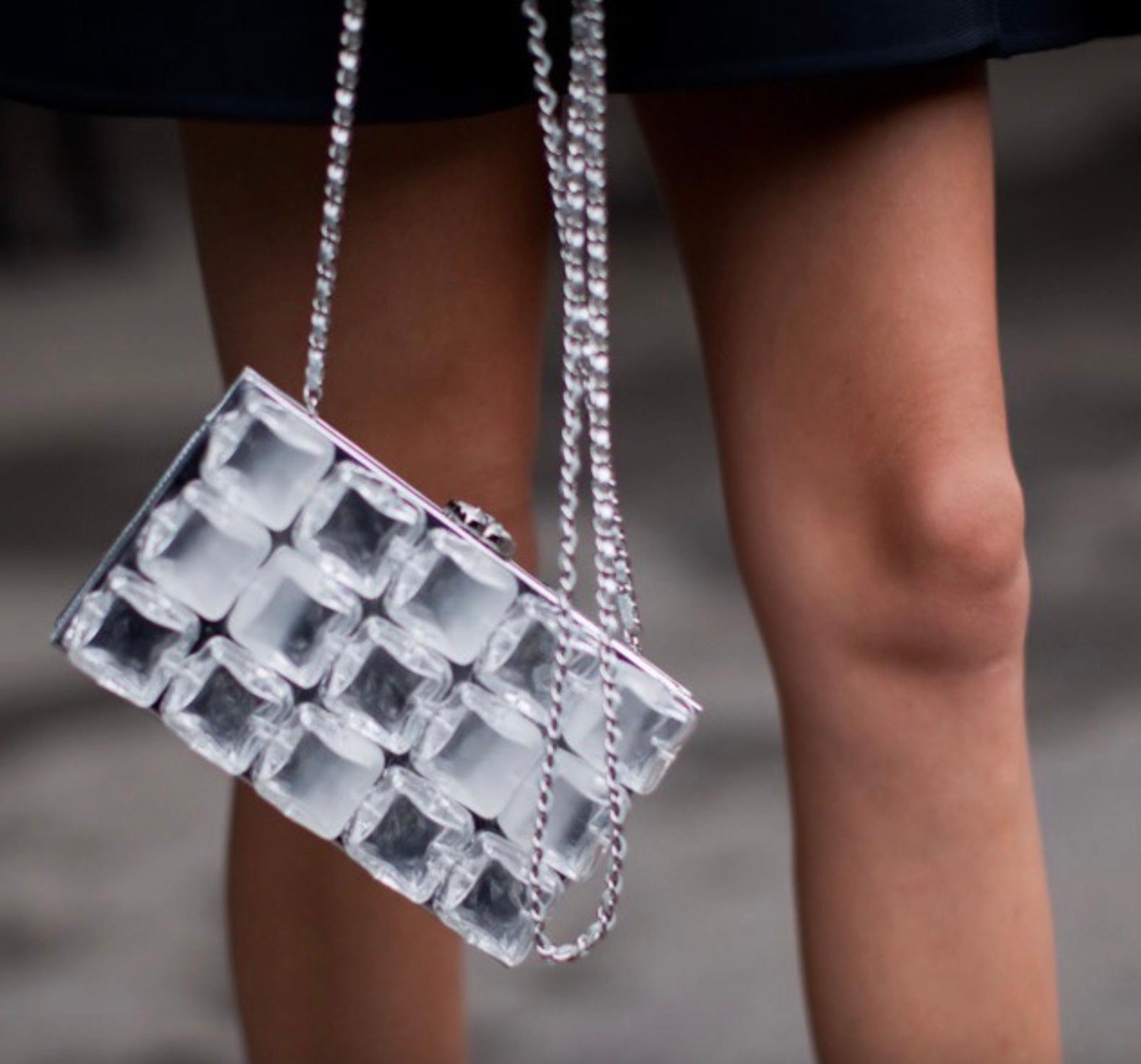 Raro bolso de mano Chanel Ice Cube Minaudière de plexiglás transparente plateado en Bueno estado para la venta en Jersey City, NJ