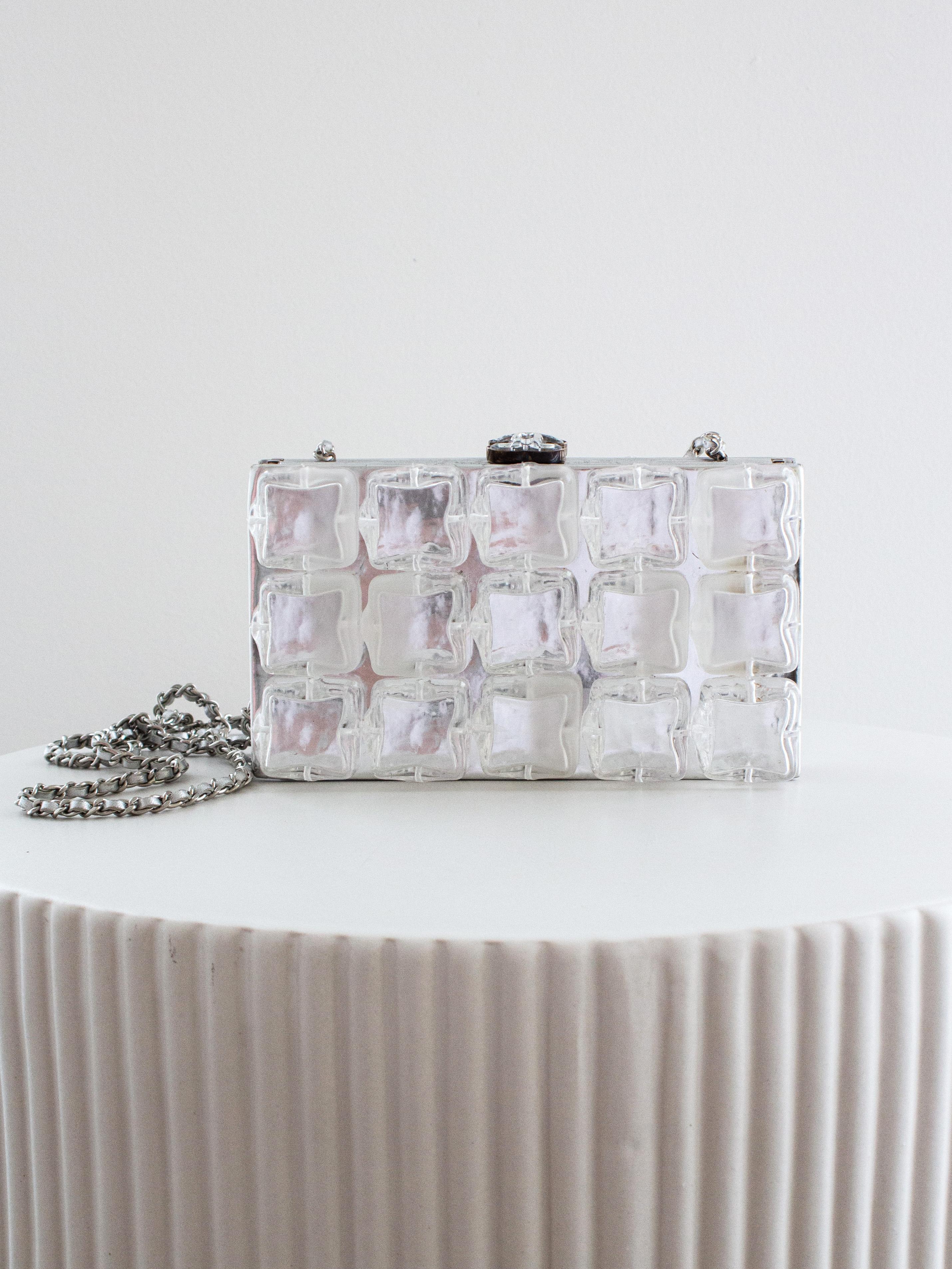 Raro bolso de mano Chanel Ice Cube Minaudière de plexiglás transparente plateado en venta 1