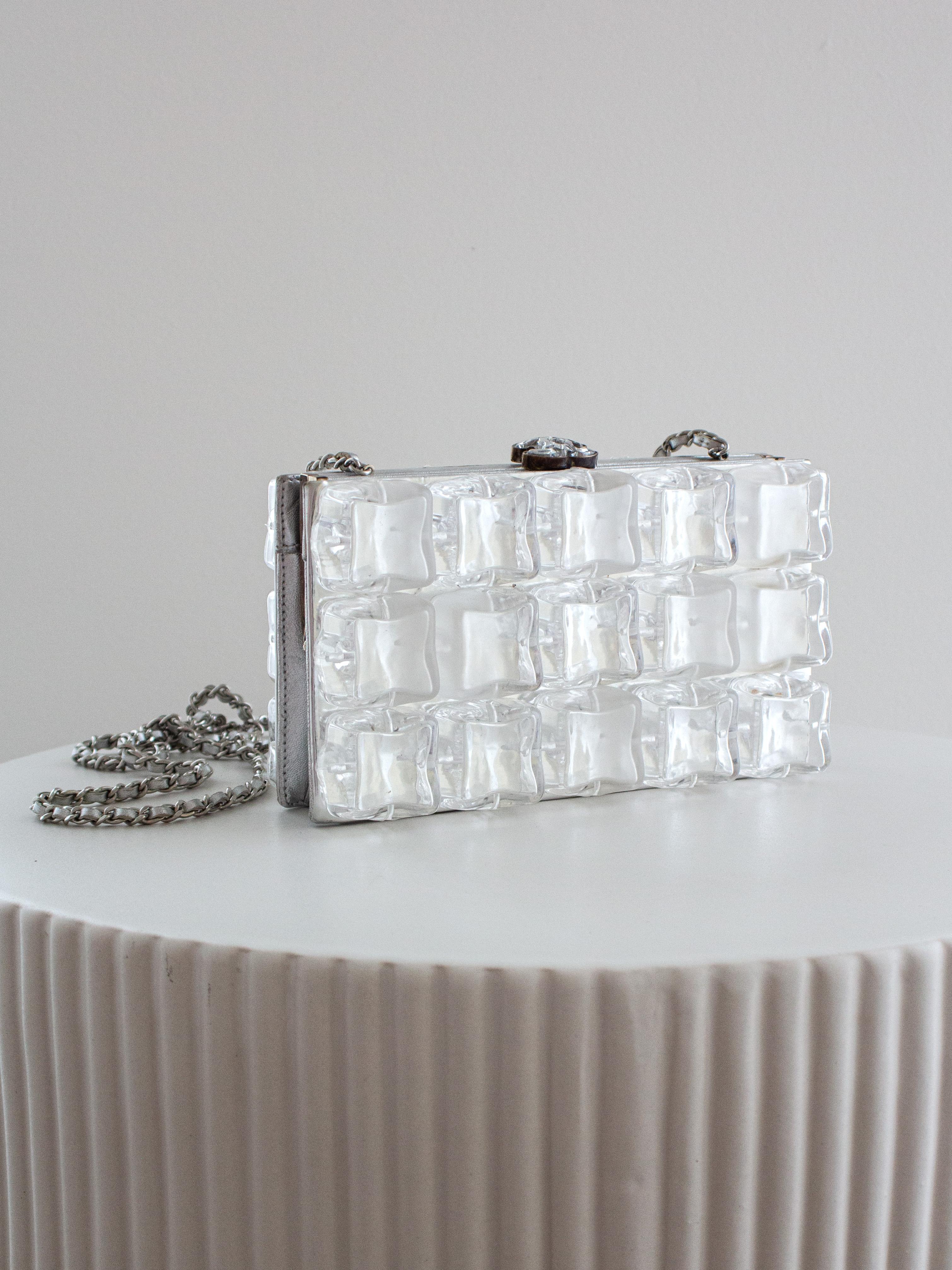 Raro bolso de mano Chanel Ice Cube Minaudière de plexiglás transparente plateado en venta 2