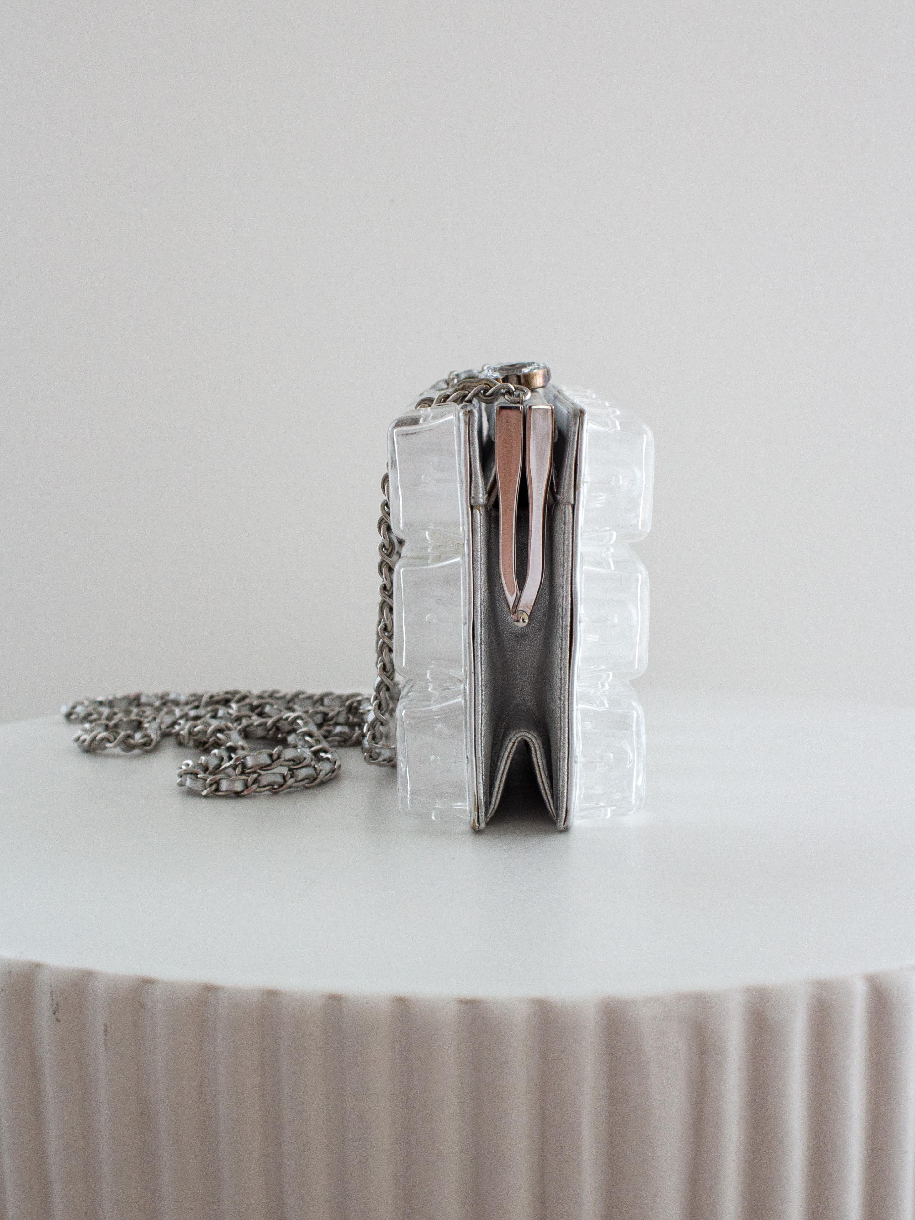 Raro bolso de mano Chanel Ice Cube Minaudière de plexiglás transparente plateado en venta 3