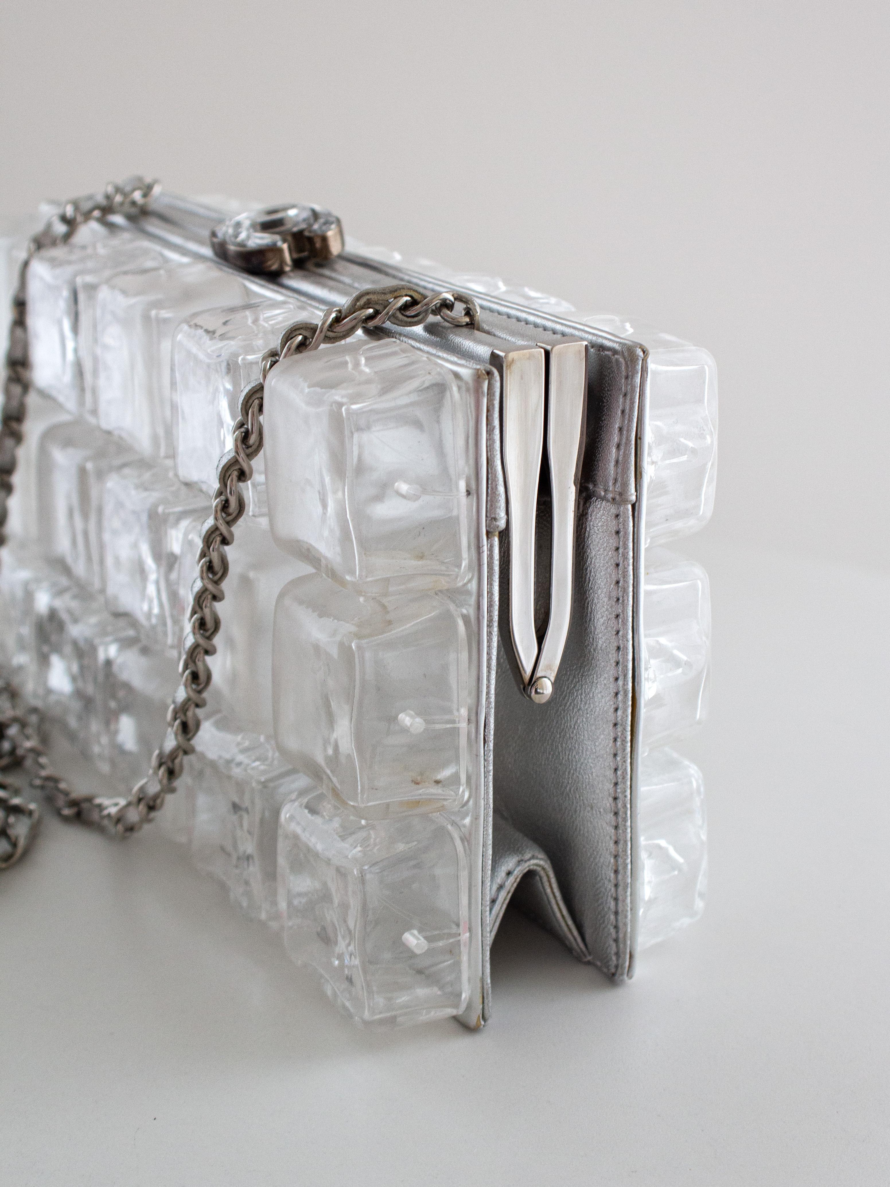 Raro bolso de mano Chanel Ice Cube Minaudière de plexiglás transparente plateado en venta 4