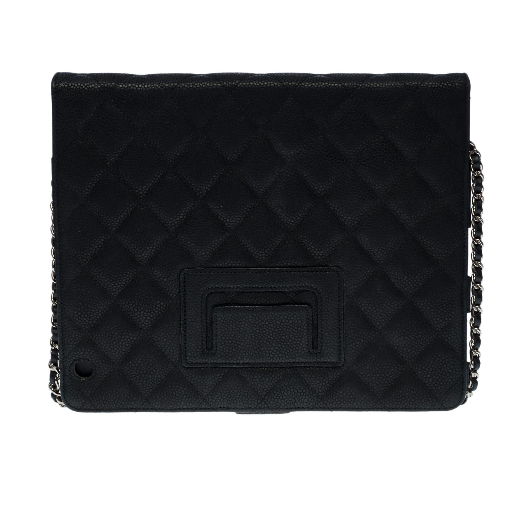 Beautiful Chanel Ipad/Tablet pouch in black mattified caviar leather, palladium silver hardware, a removable chain handle in palladium silver interlaced with black leather allowing a shoulder and shoulder strap
Flap closure, palladium-silvered CC