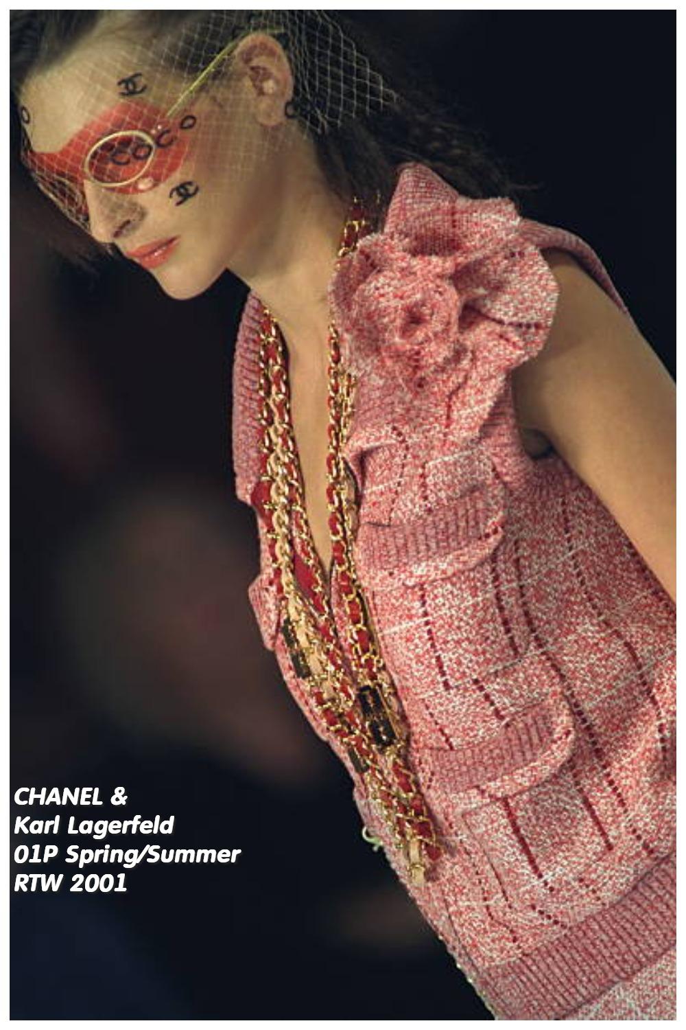 Rare ! CHANEL & Karl Lagerfeld 01P Spring/Summer RTW 2001 seq à carreaux rouges et blancs en vente 3