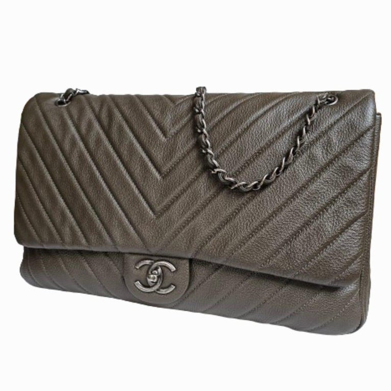 Seltene Chanel Khaki Chevron gesteppte XXL Klappentasche im Angebot bei 1stDibs