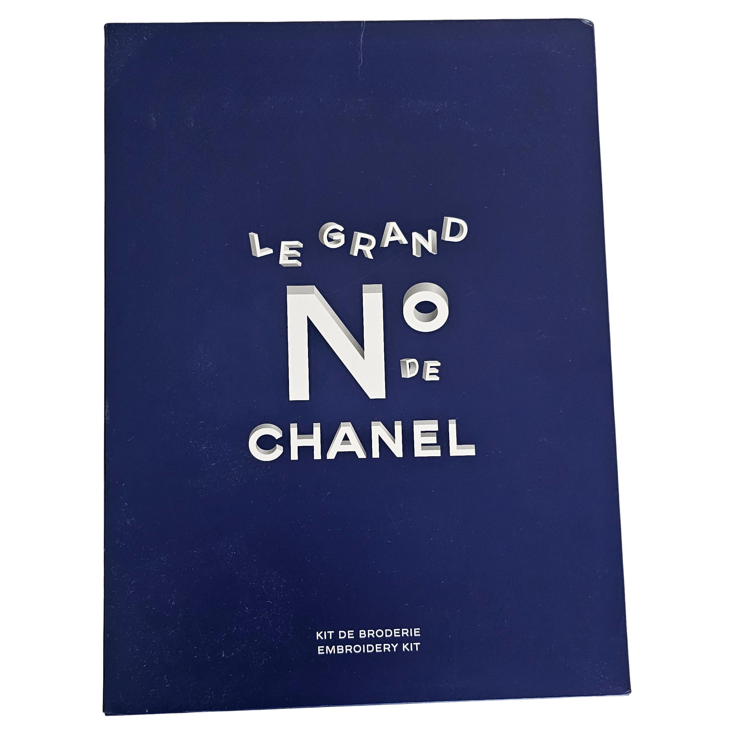 Celebra l'eleganza di Chanel e la maestria di Parigi con questo raro kit da ricamo Le Grand N° de Chanel con cerchio, realizzato in esclusiva per la mostra Chanel 2022 al Grand Palais di Parigi. Questa edizione unica e limitata lo rende un oggetto