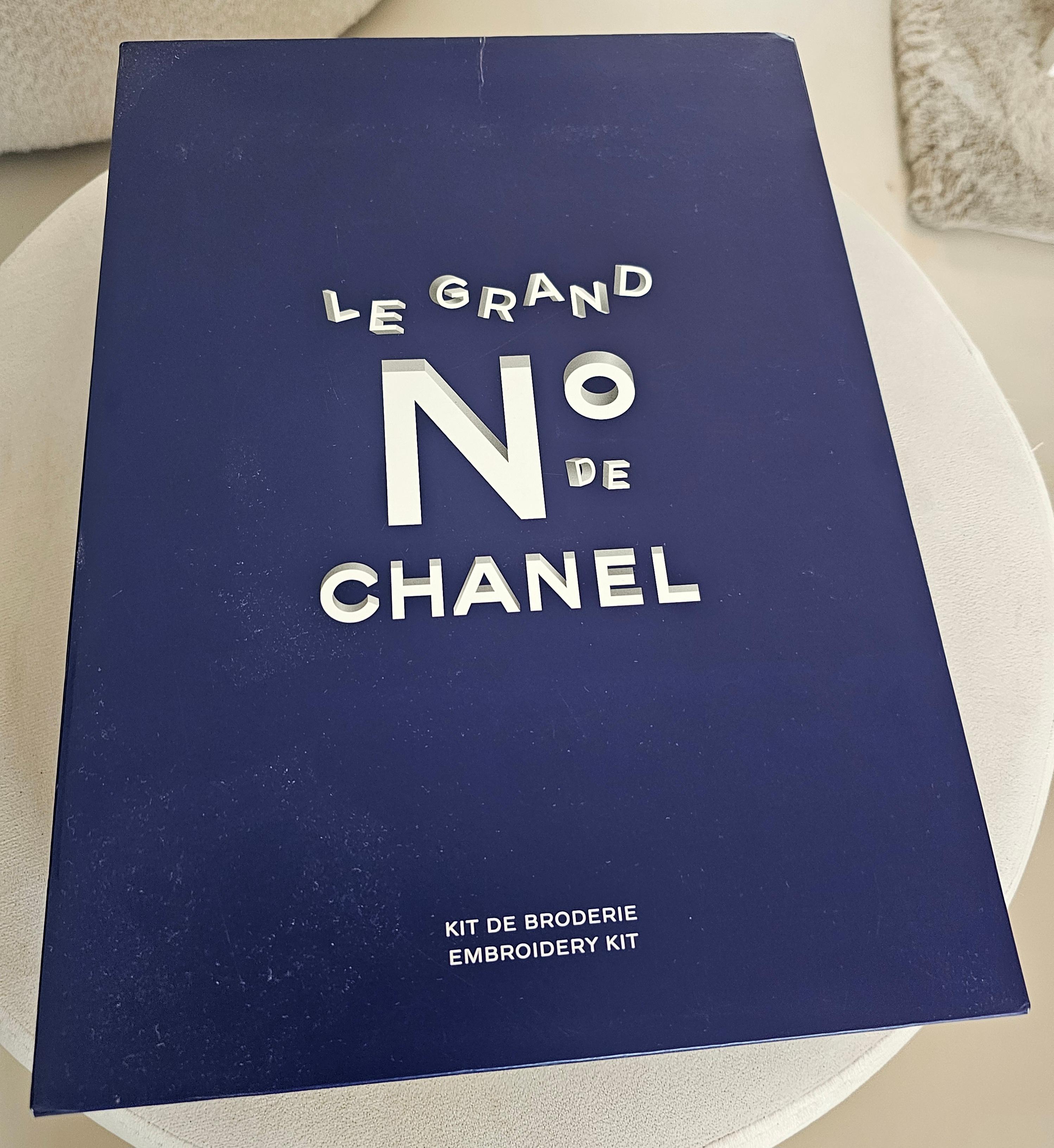 Raro kit da ricamo Chanel 