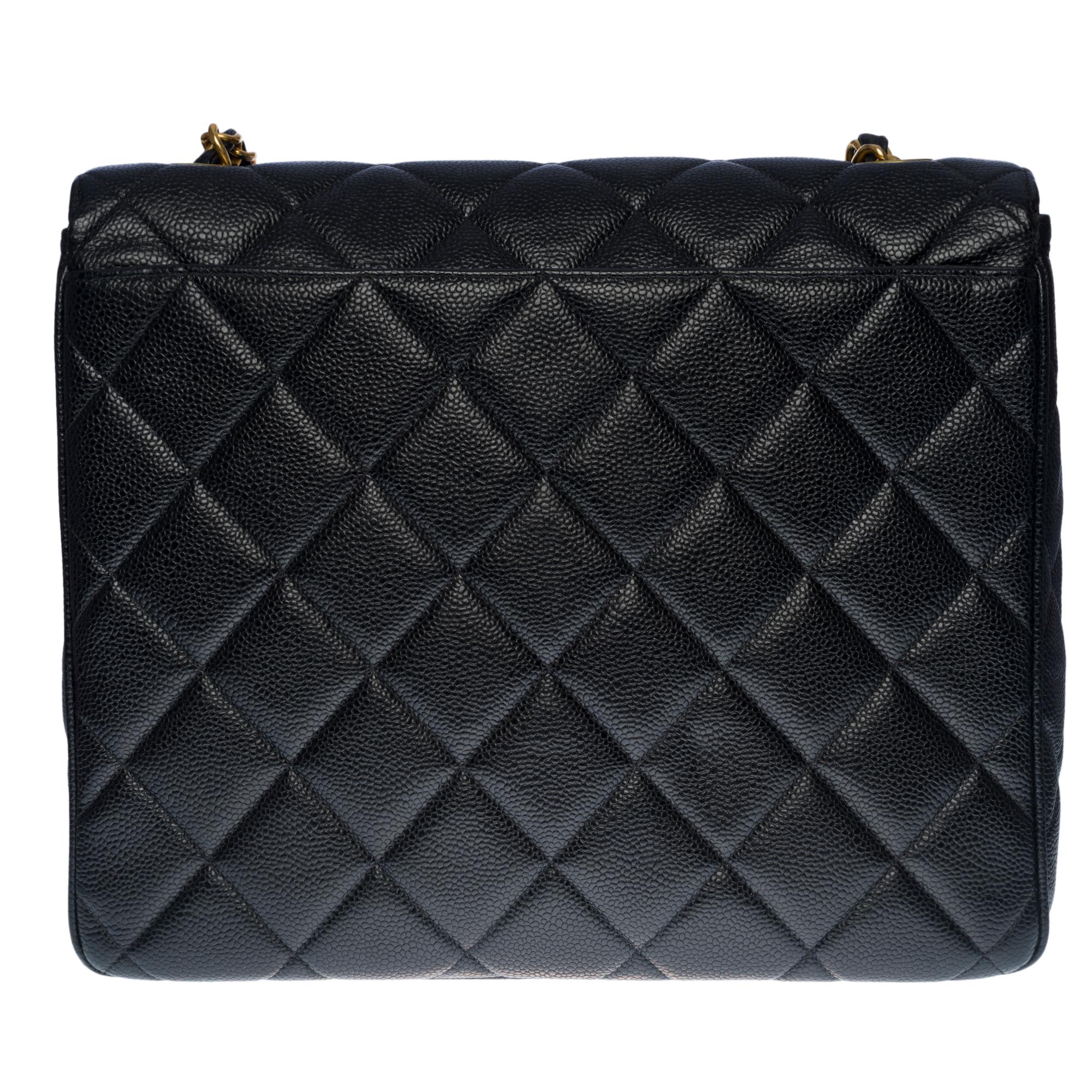 Prächtige Chanel Maxi Flap Tasche aus schwarzem, gestepptem Kaviarleder, vergoldete Beschläge, ein vergoldeter Metallkettengriff, der mit schwarzem Kaviarleder verflochten ist, um die Schulter zu stützen

Tasche im Rucksack  
Klappenverschluss,