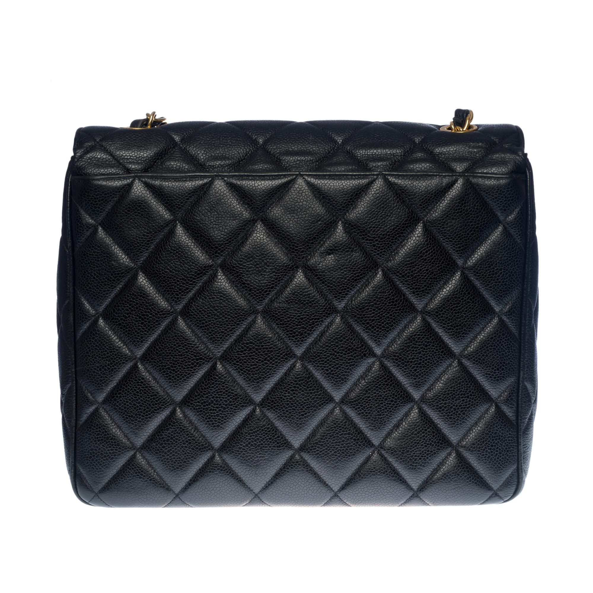 Splendid Chanel Maxi Flap shoulder bag in black quilted caviar leather, gold-plated hardware, a gold-plated metal chain handle interlaced with black caviar leather for a shoulder support
Backpack pocket
Flap closure, gold CC logo clasp
Single
