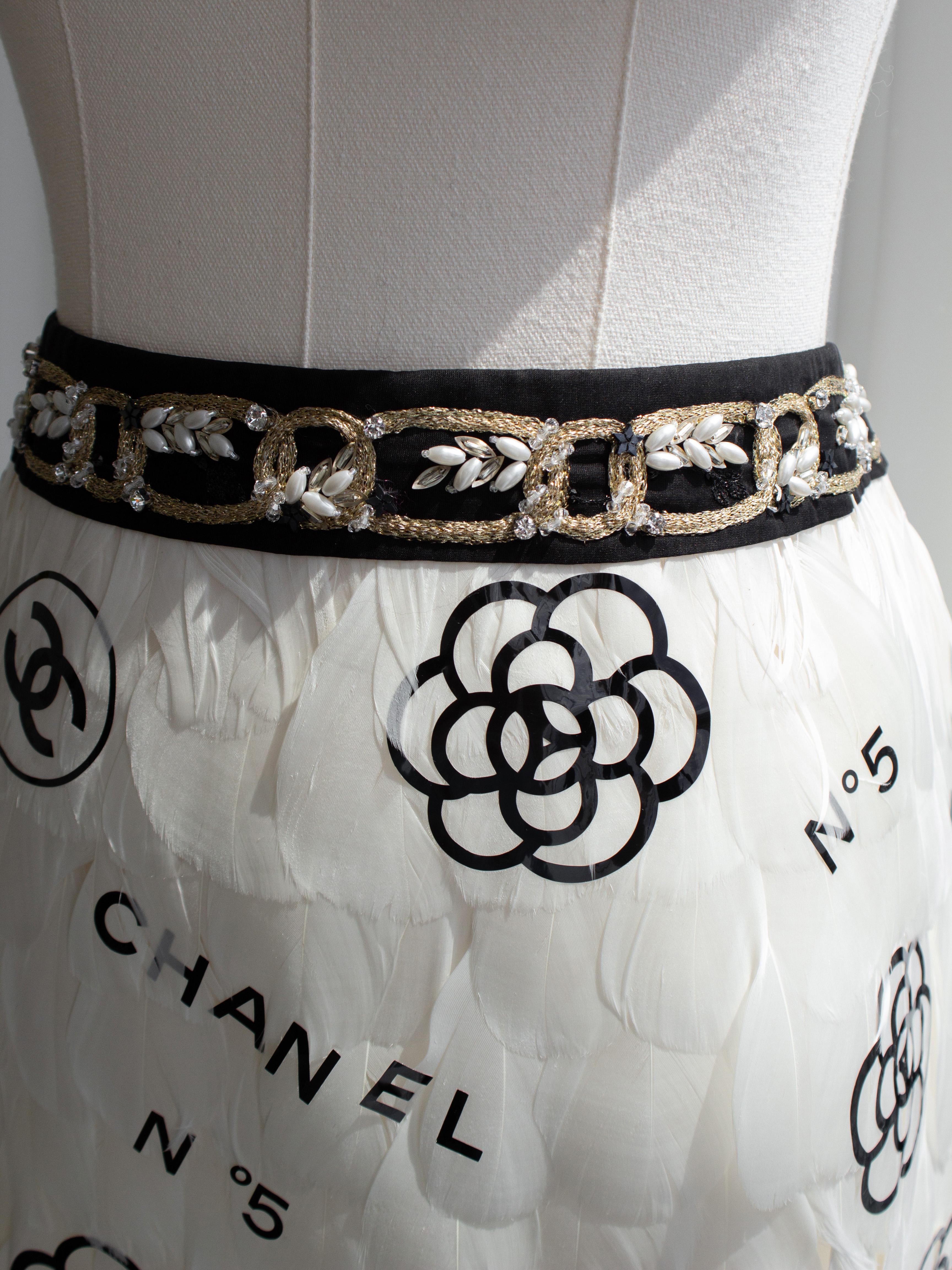 Rara minigonna Chanel Metiers D'Art 2020 Bianco Nero impreziosita da piume 20A in vendita 5