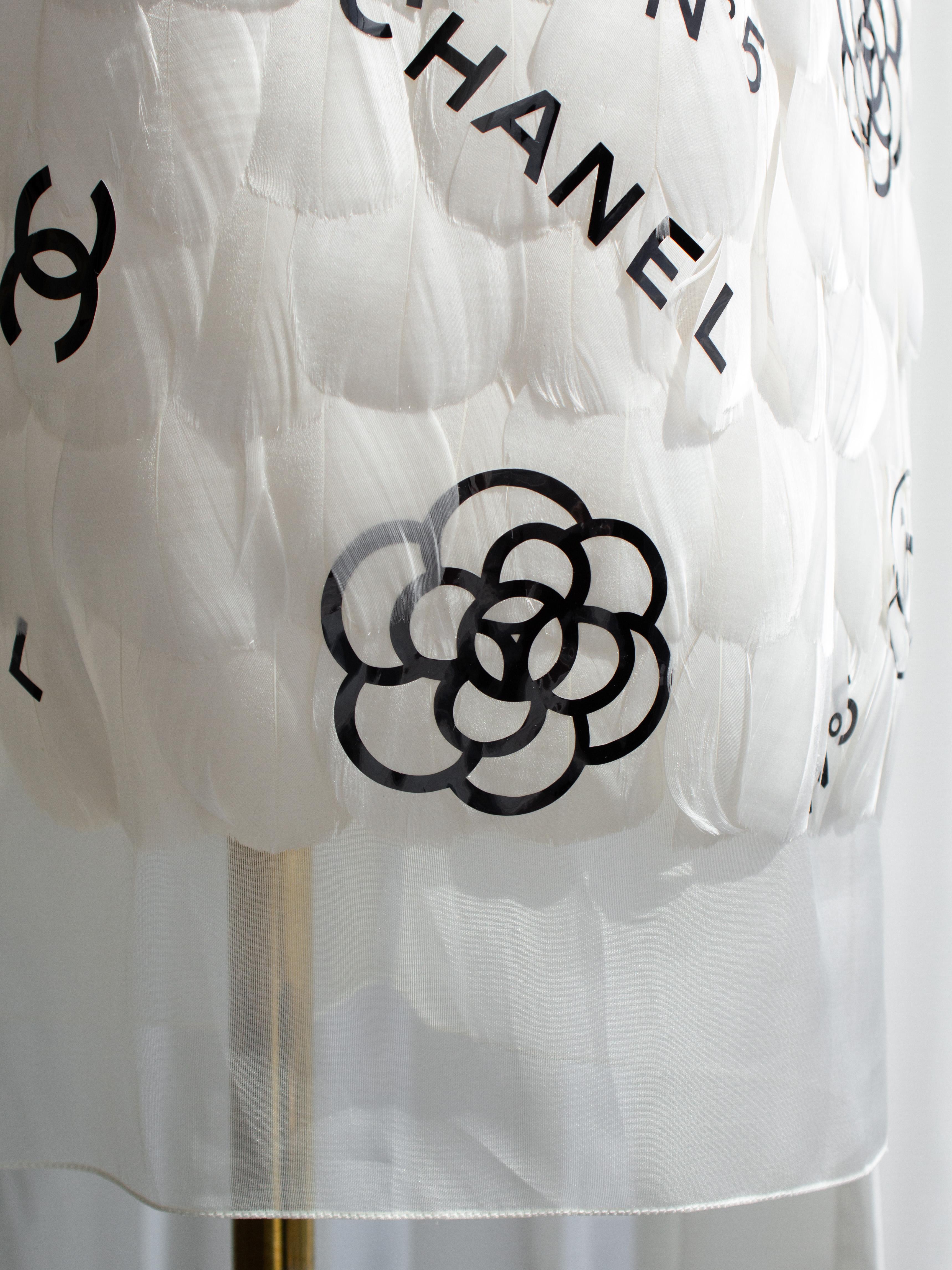 Rara minigonna Chanel Metiers D'Art 2020 Bianco Nero impreziosita da piume 20A in vendita 6