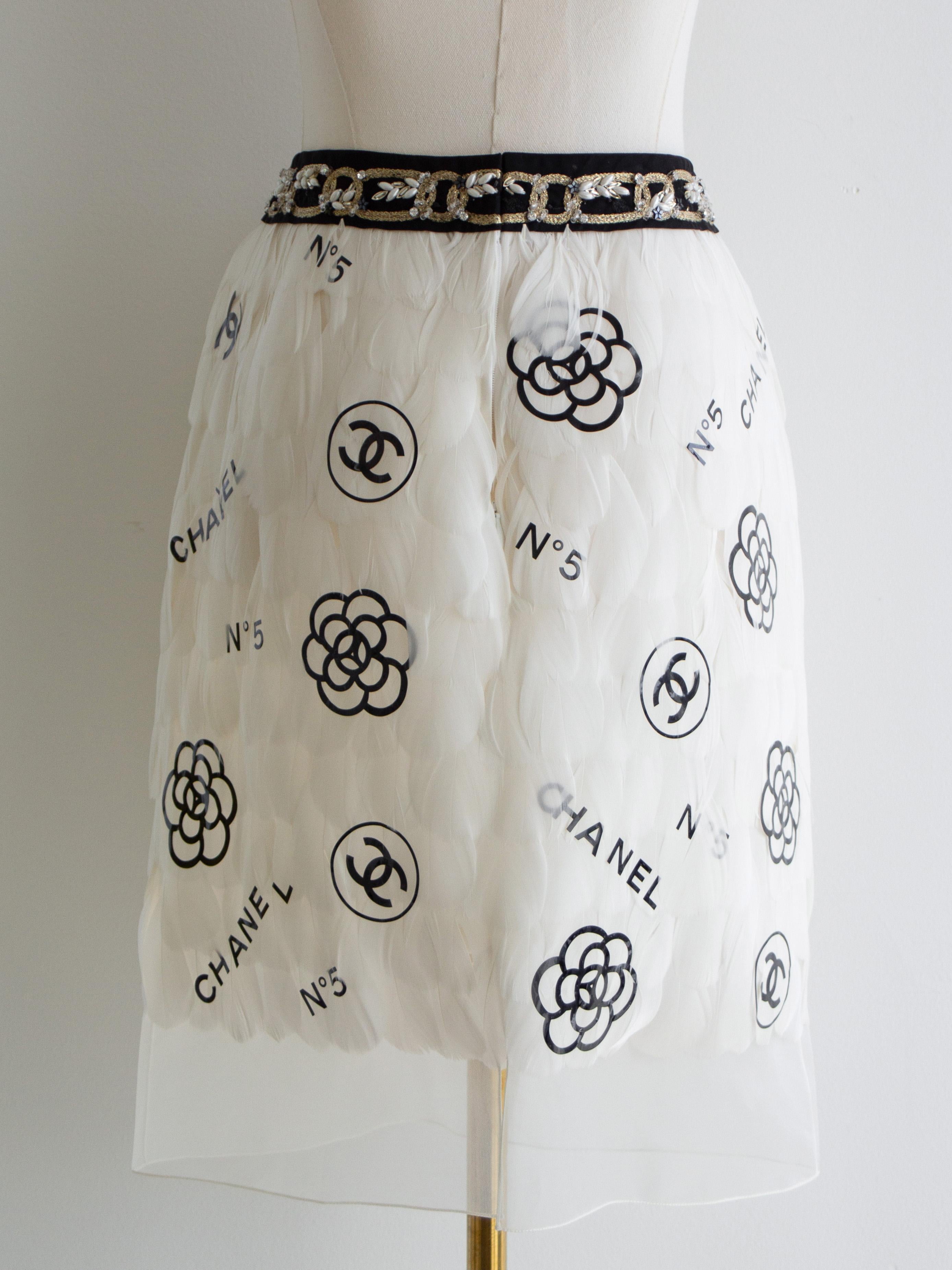 Rara minigonna Chanel Metiers D'Art 2020 Bianco Nero impreziosita da piume 20A in vendita 7