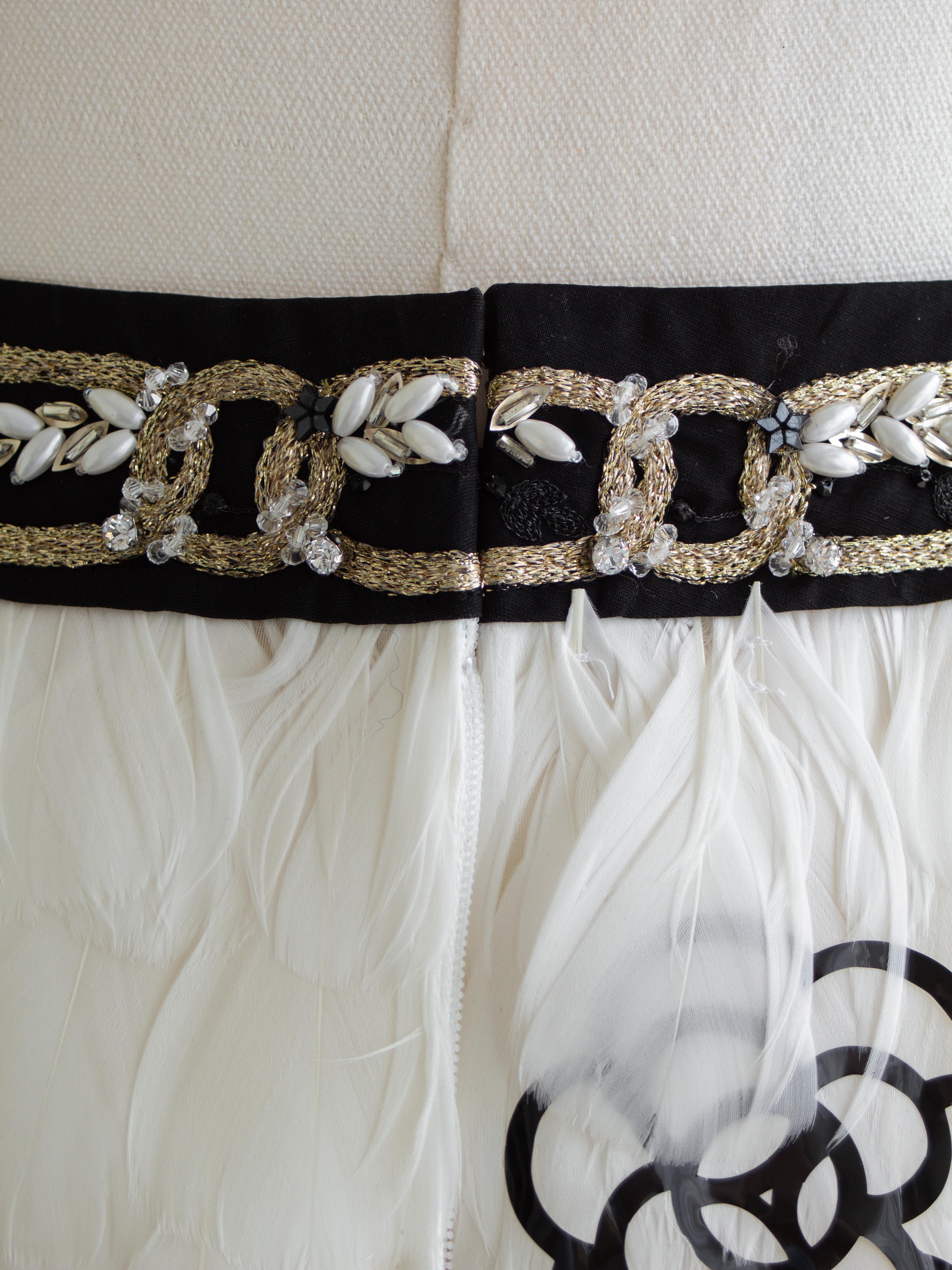 Rara minigonna Chanel Metiers D'Art 2020 Bianco Nero impreziosita da piume 20A in vendita 8