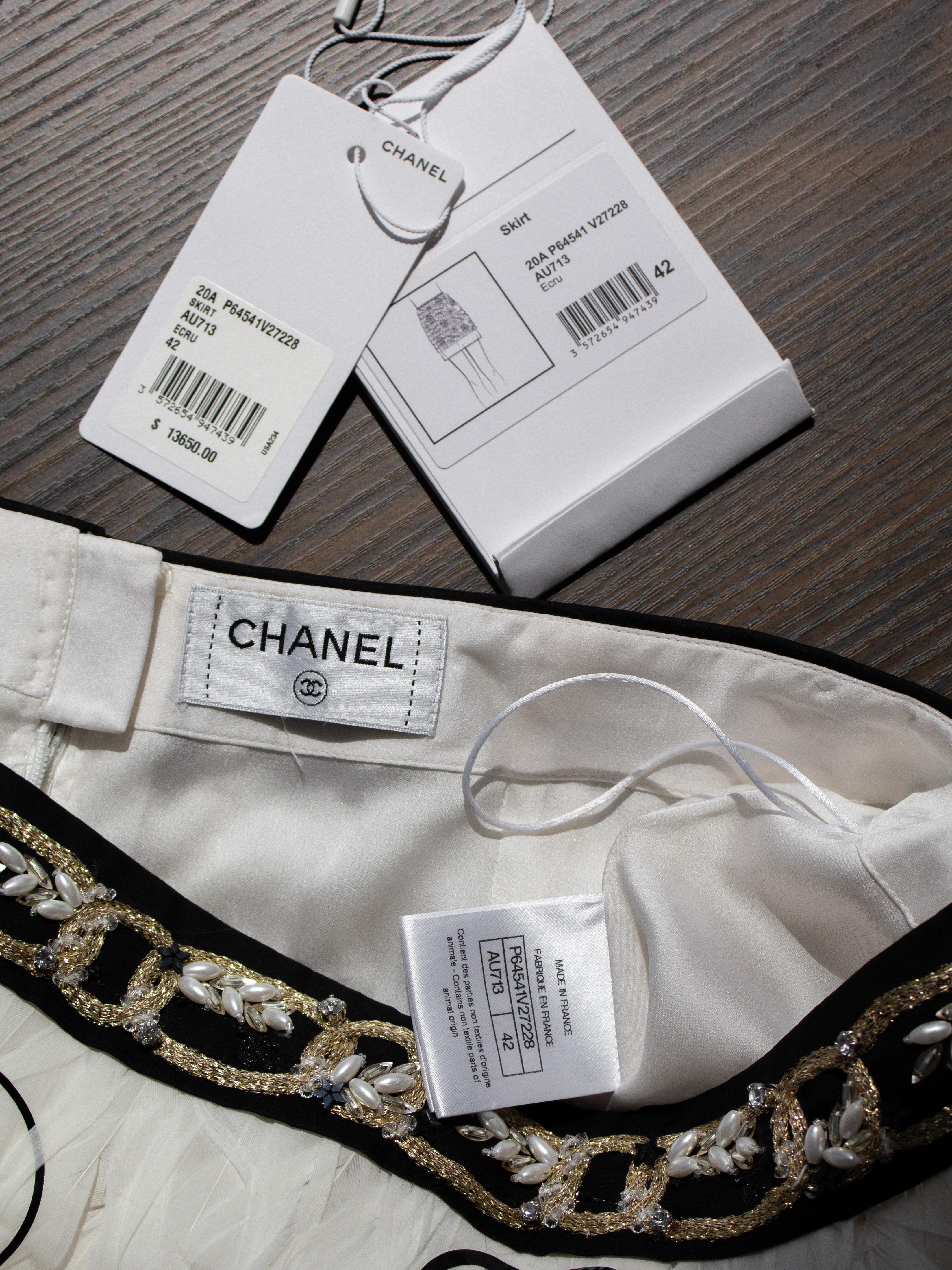 Rara minigonna Chanel Metiers D'Art 2020 Bianco Nero impreziosita da piume 20A in vendita 9