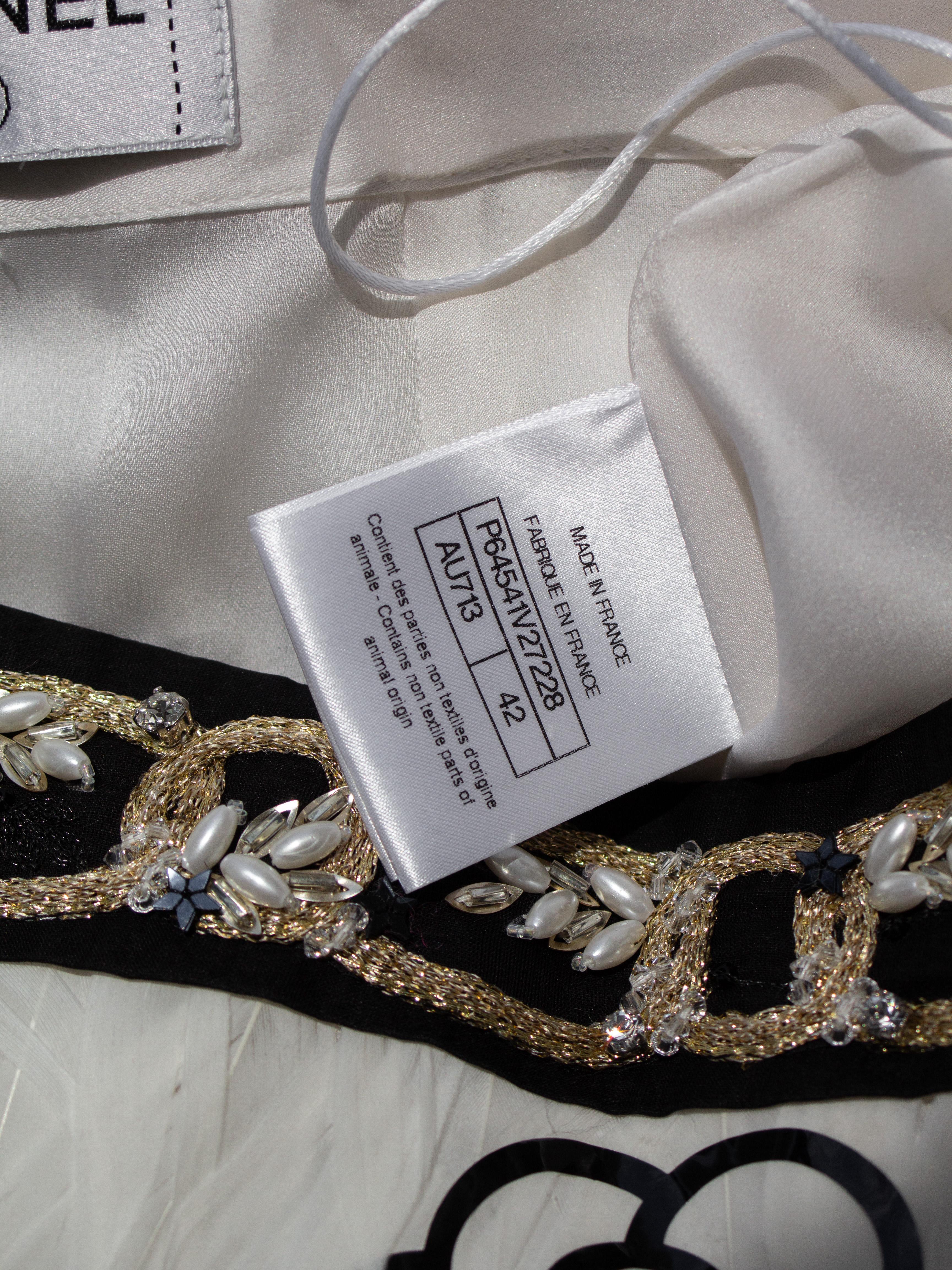 Rara minigonna Chanel Metiers D'Art 2020 Bianco Nero impreziosita da piume 20A in vendita 10