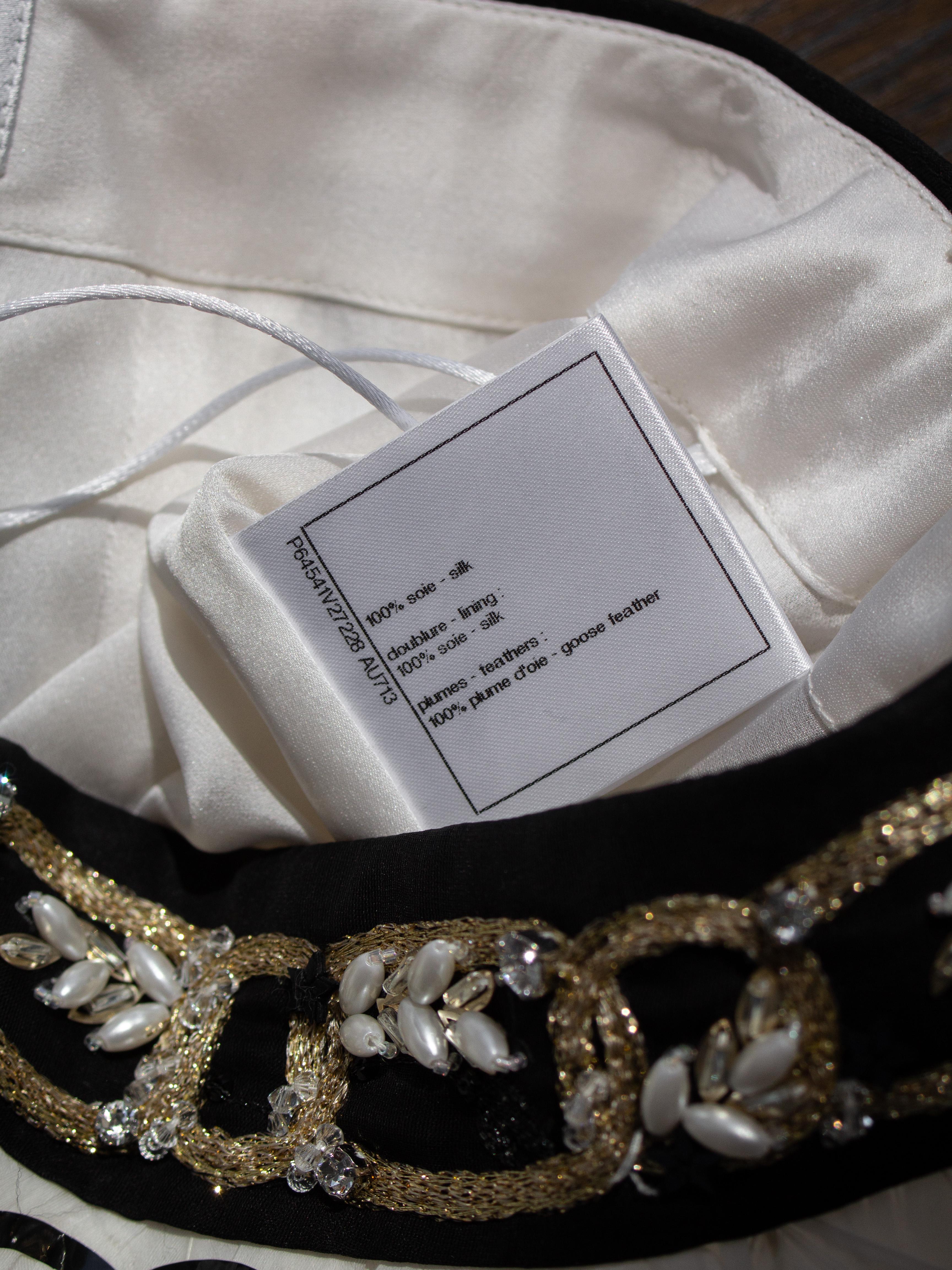 Rara minigonna Chanel Metiers D'Art 2020 Bianco Nero impreziosita da piume 20A in vendita 11