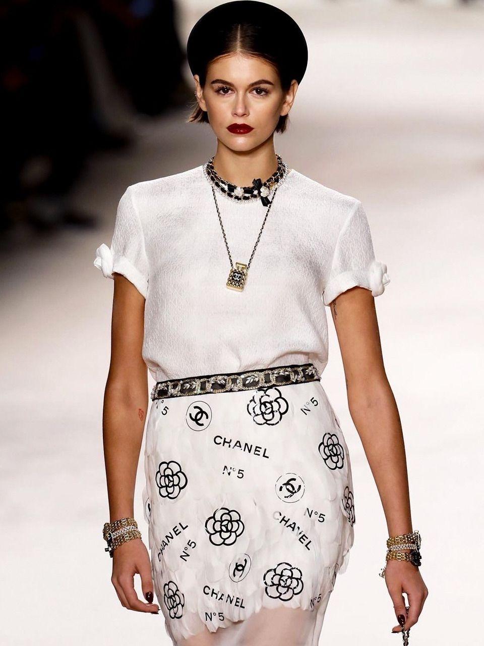 Un pezzo eccezionale della collezione Métiers d'Art 2020 di Chanel: l'epitome dell'artigianalità nel prêt-à-porter.
Métiers d'Art è il tributo annuale di Chanel ai suoi atelier specializzati - le Maison d'Art - il cui savoir-faire nei ricami, nelle