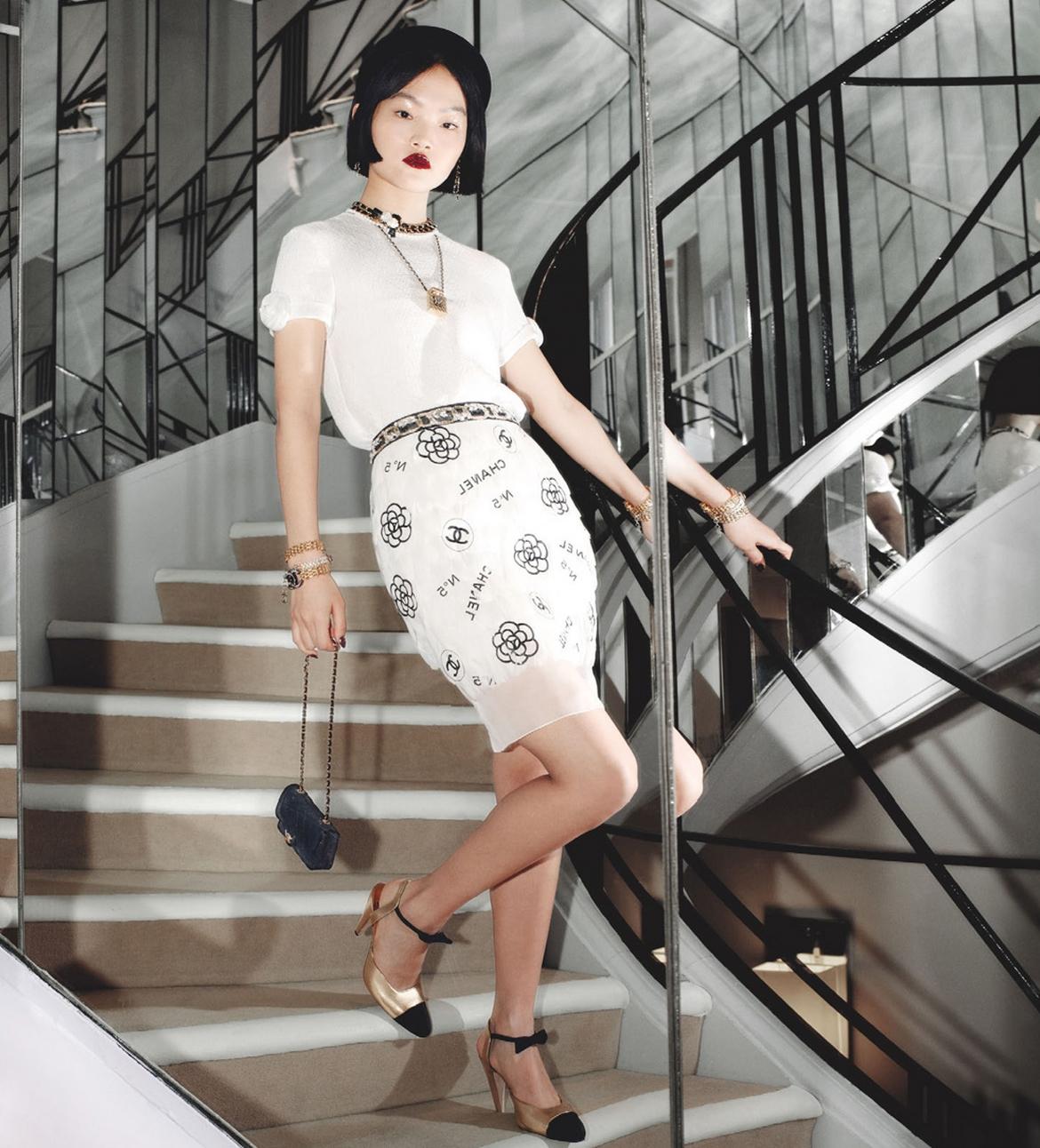 Rara minigonna Chanel Metiers D'Art 2020 Bianco Nero impreziosita da piume 20A In condizioni buone in vendita a Jersey City, NJ