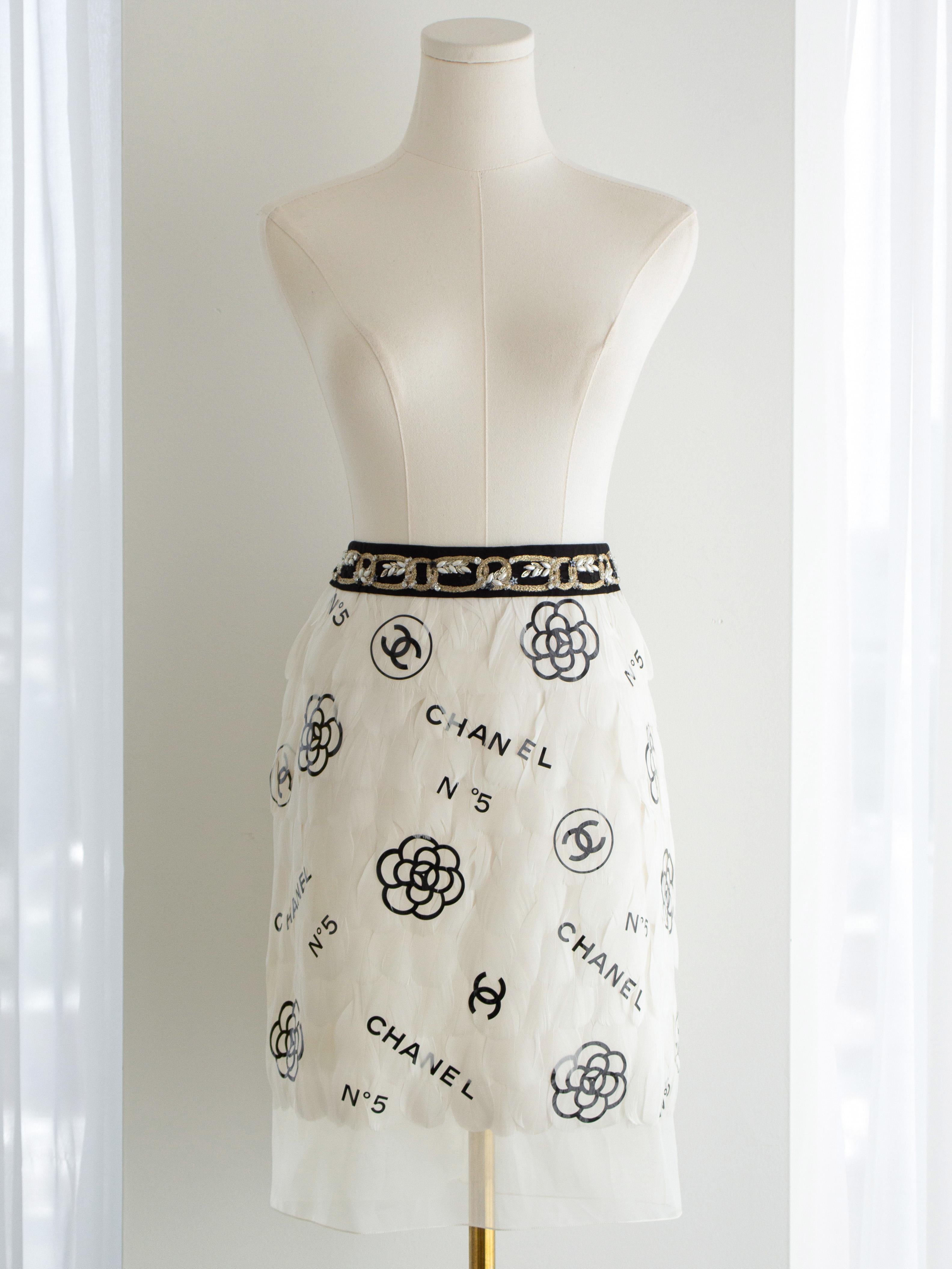 Donna Rara minigonna Chanel Metiers D'Art 2020 Bianco Nero impreziosita da piume 20A in vendita
