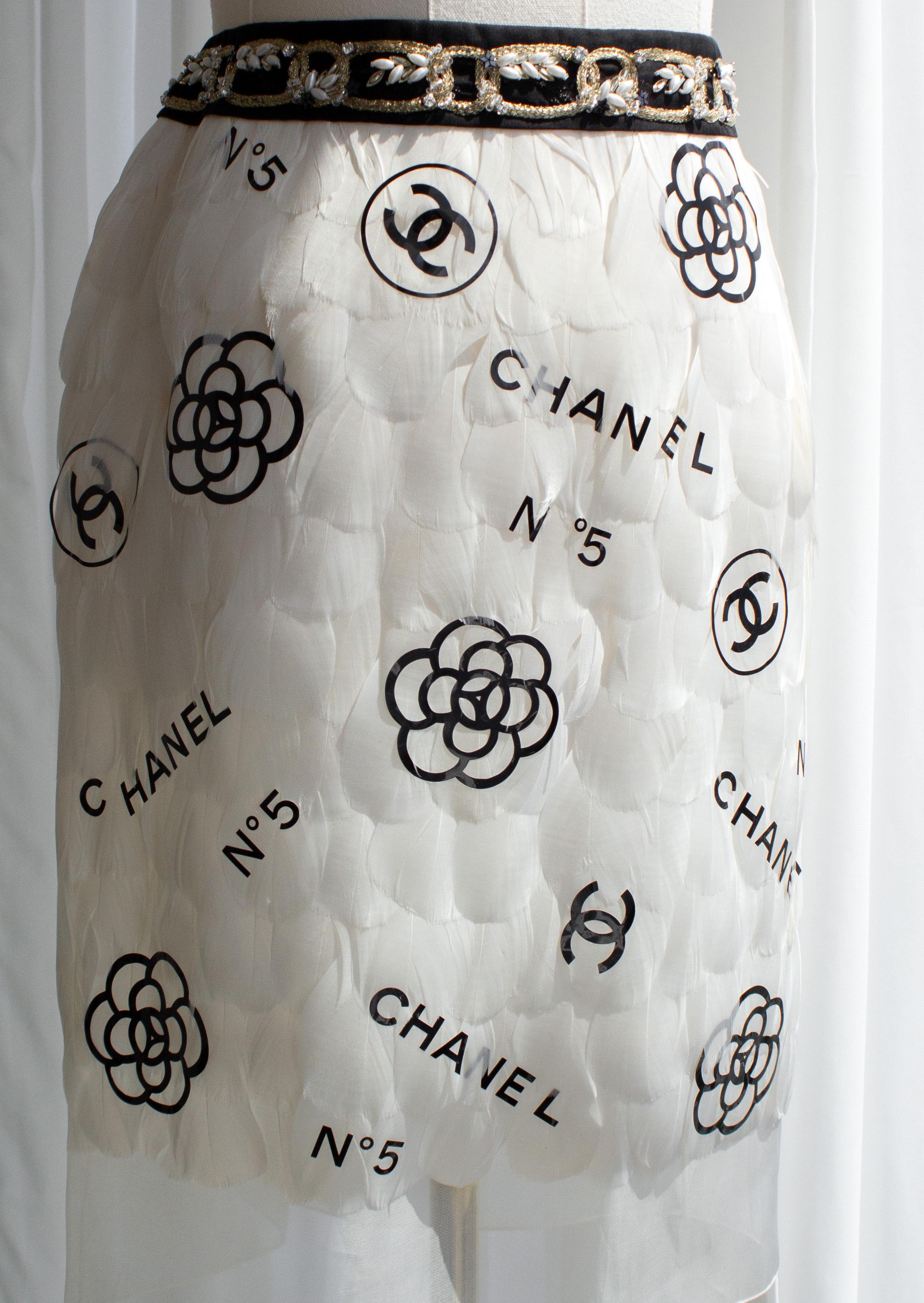 Rara minigonna Chanel Metiers D'Art 2020 Bianco Nero impreziosita da piume 20A in vendita 1