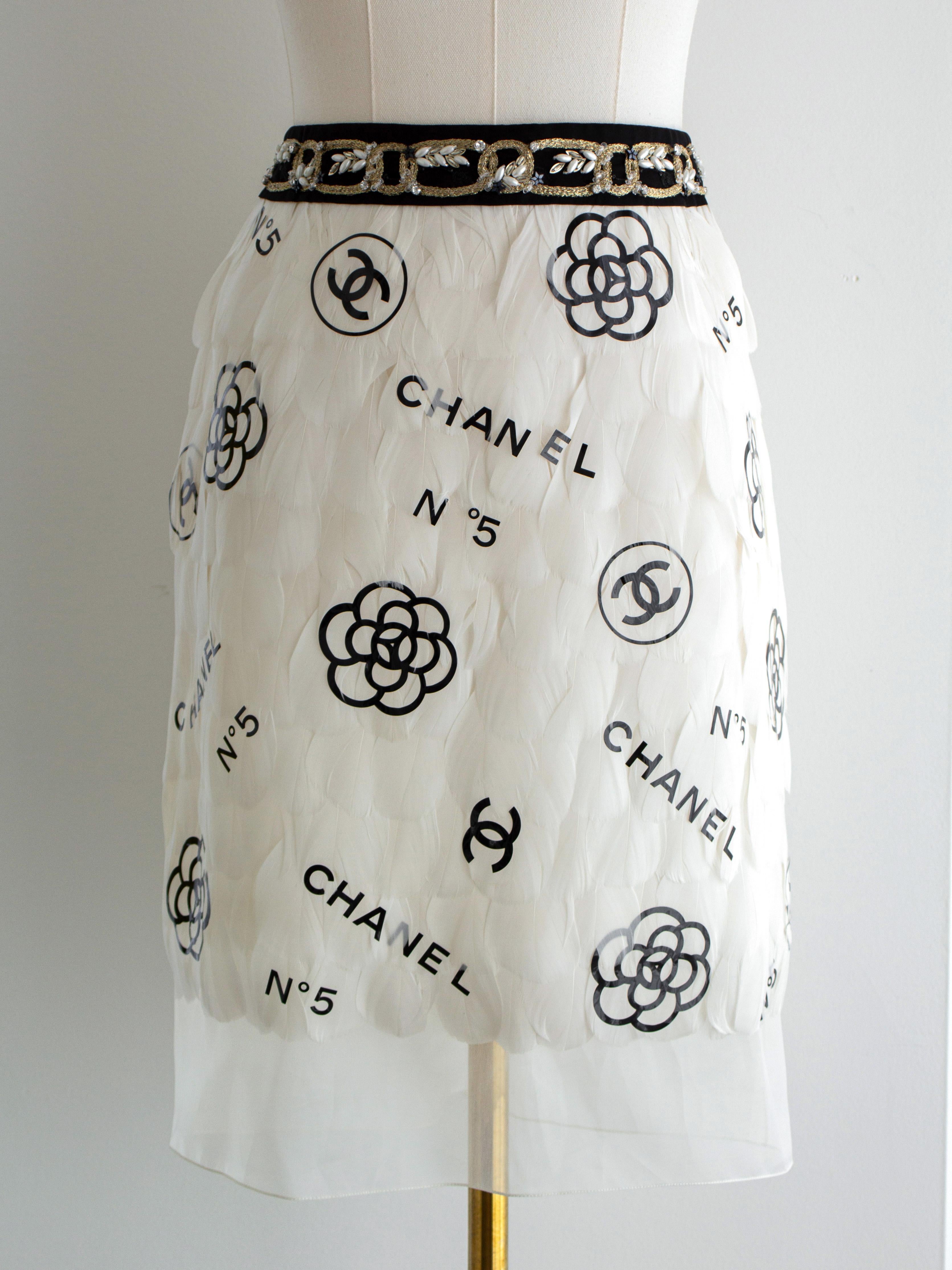 Rara minigonna Chanel Metiers D'Art 2020 Bianco Nero impreziosita da piume 20A in vendita 2