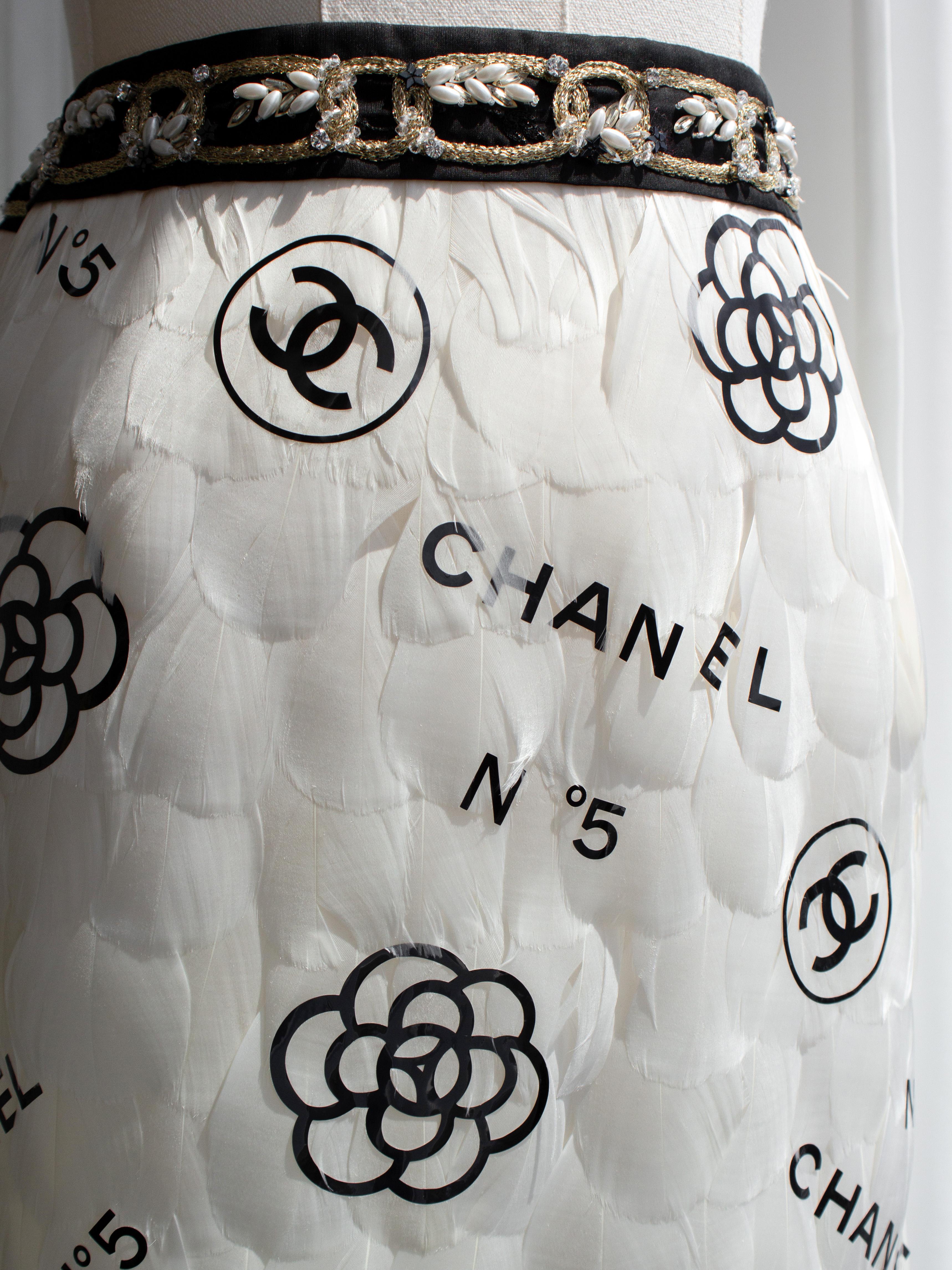 Rara minigonna Chanel Metiers D'Art 2020 Bianco Nero impreziosita da piume 20A in vendita 4